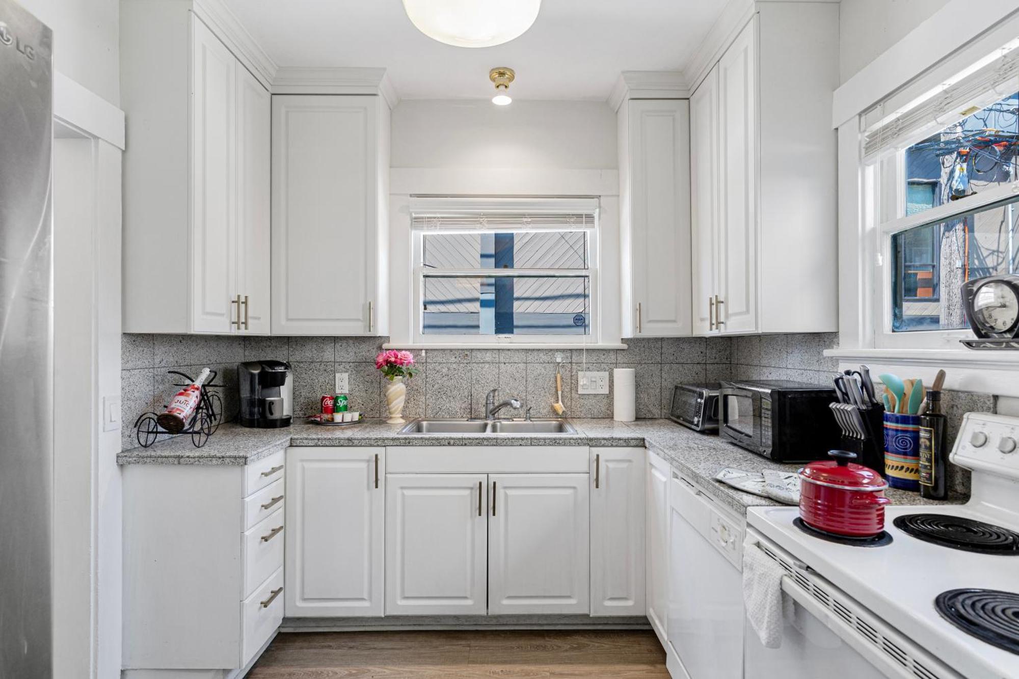 Vintage 3 Bedroom In Prime Eastlake With Private Parking *