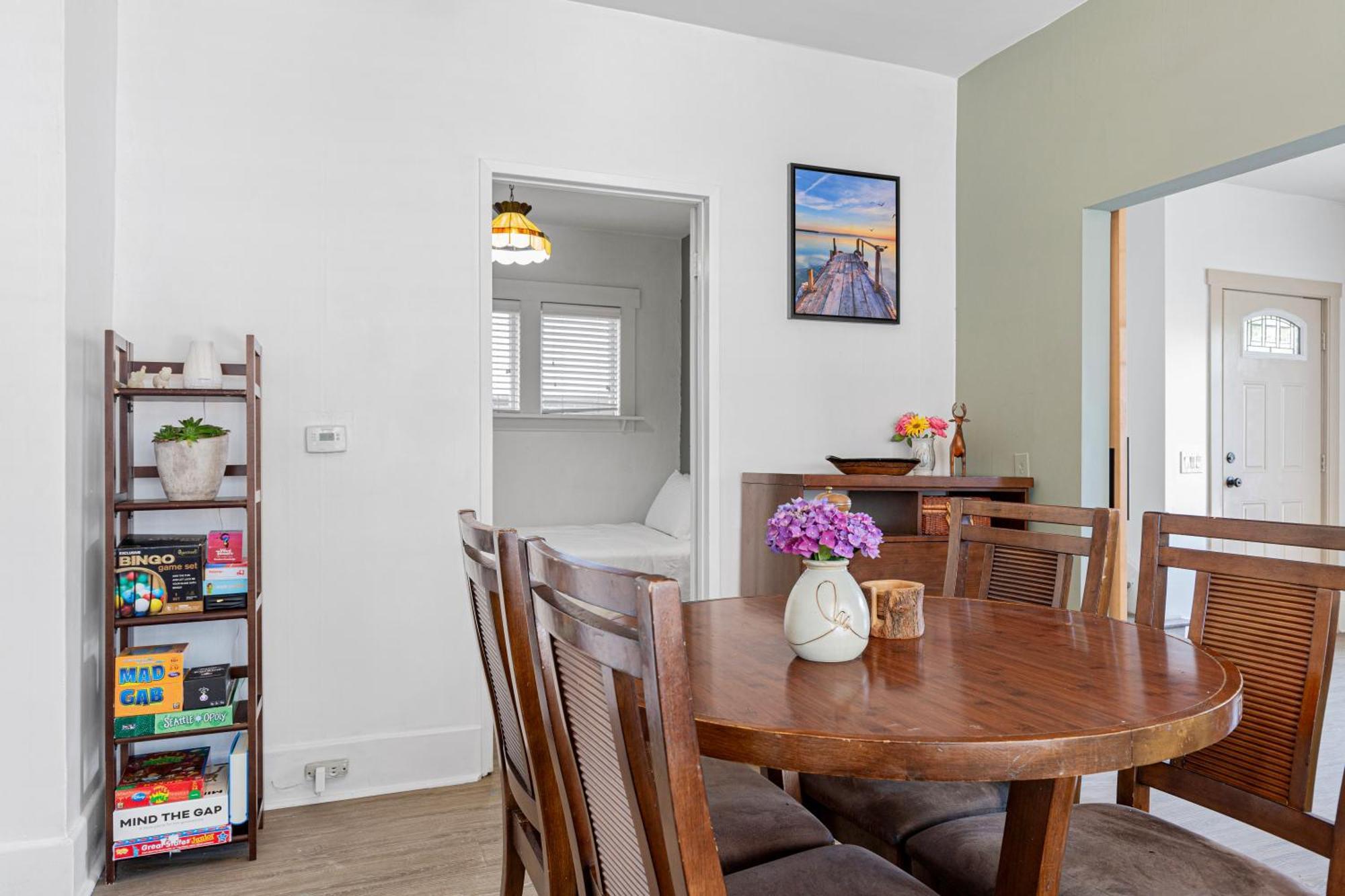 Vintage 3 Bedroom In Prime Eastlake With Private Parking