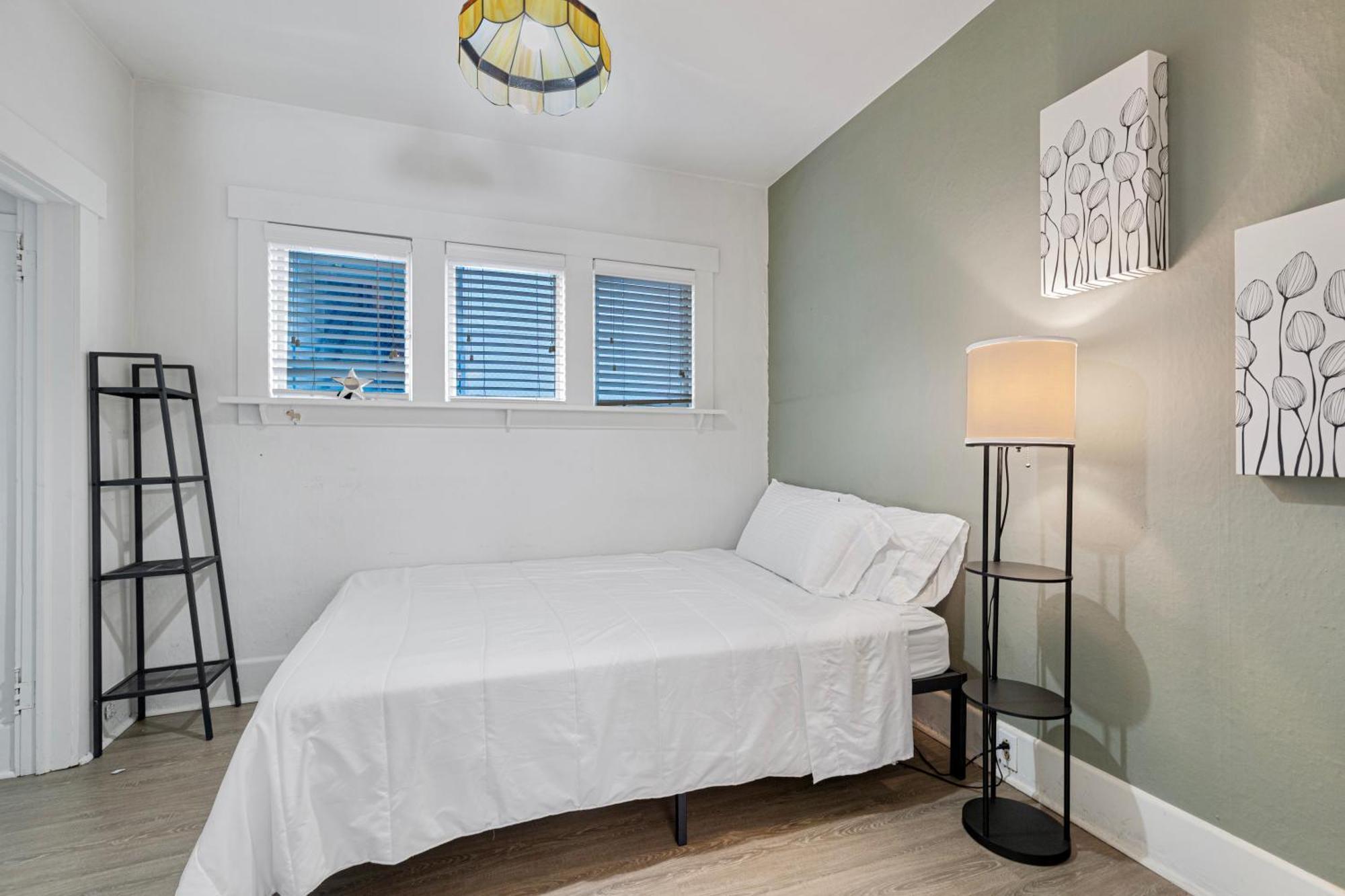 Vintage 3 Bedroom In Prime Eastlake With Private Parking Holiday home *