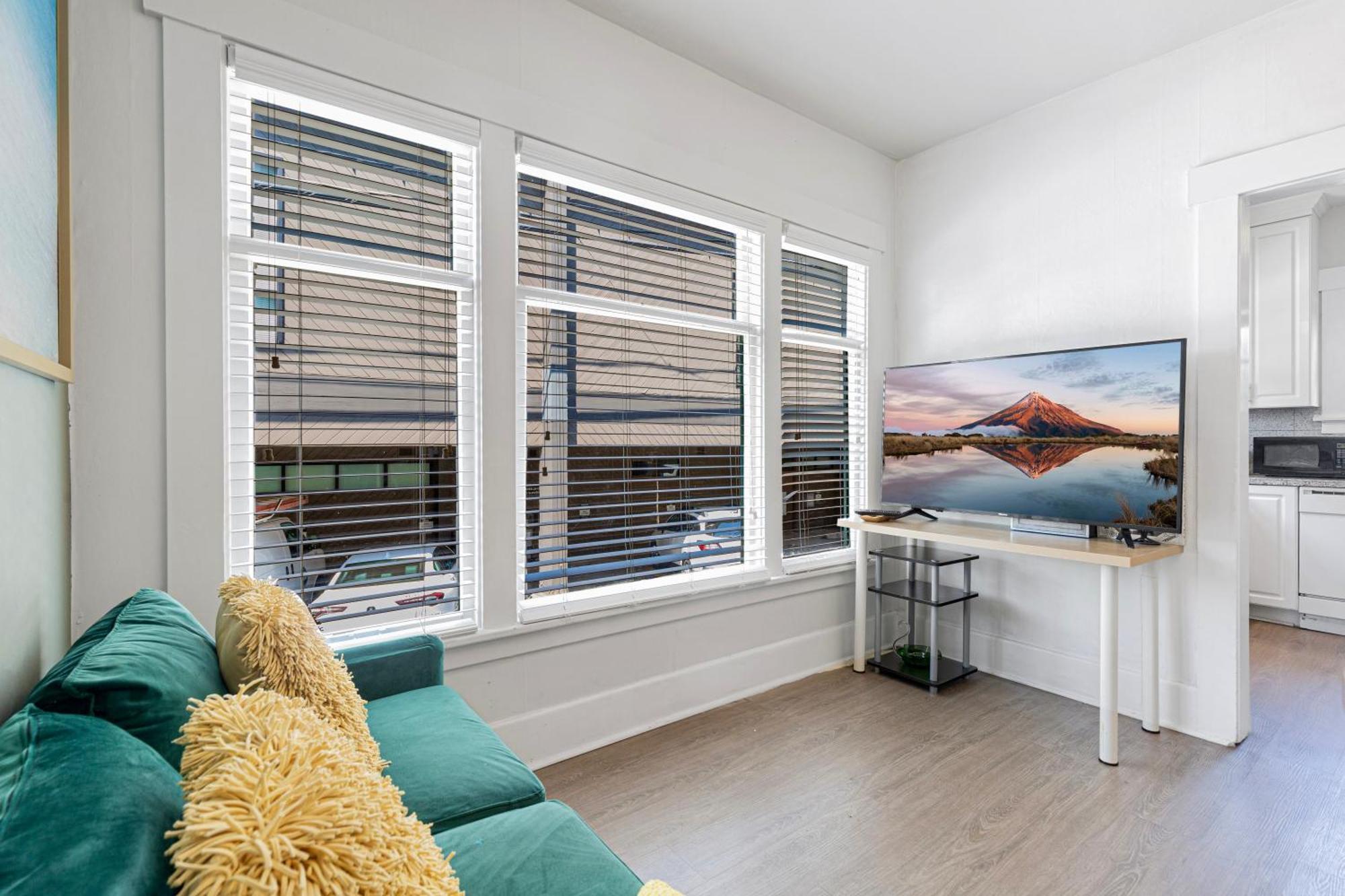 Vintage 3 Bedroom In Prime Eastlake With Private Parking *