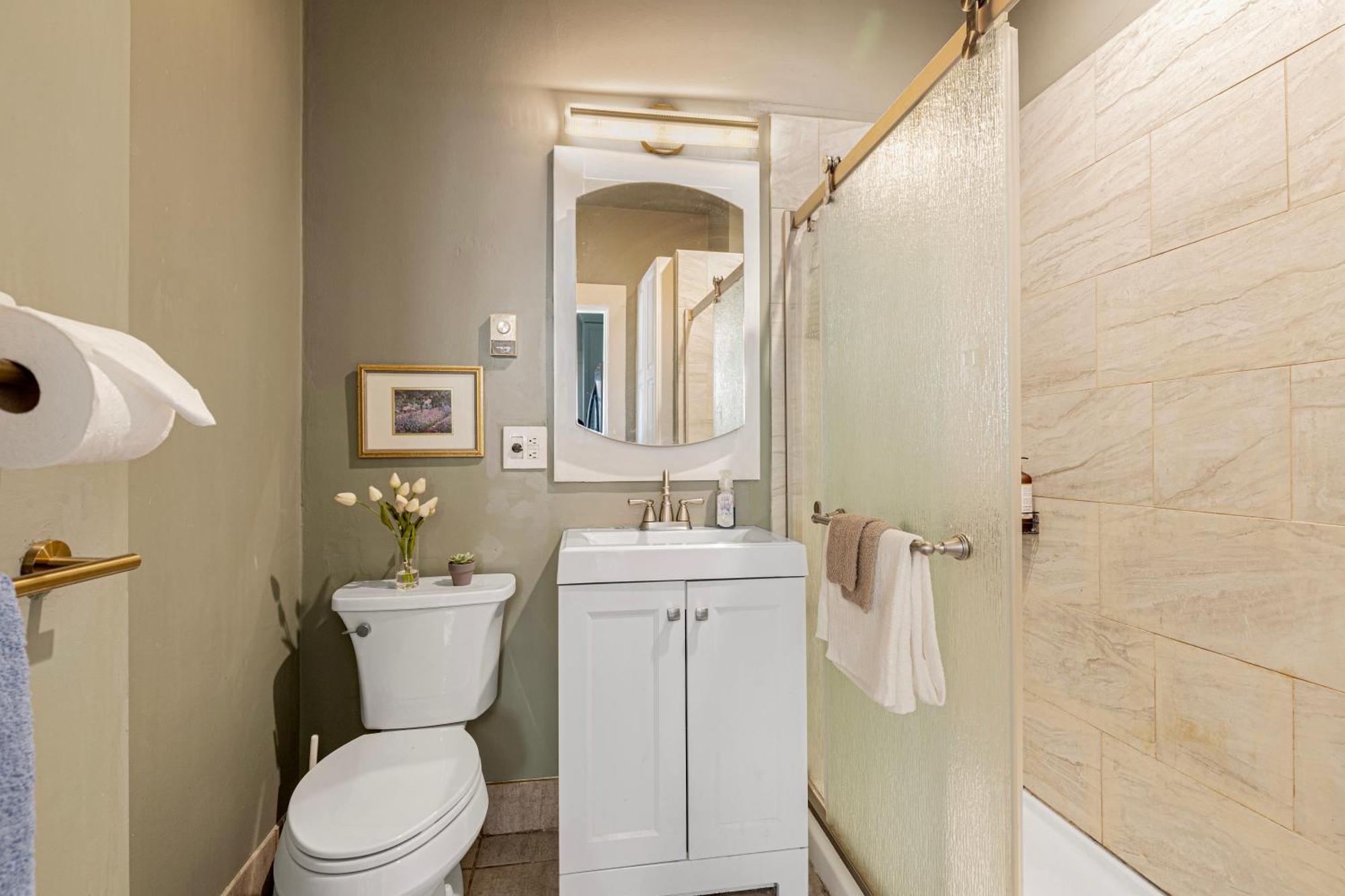 Vintage 3 Bedroom In Prime Eastlake With Private Parking *