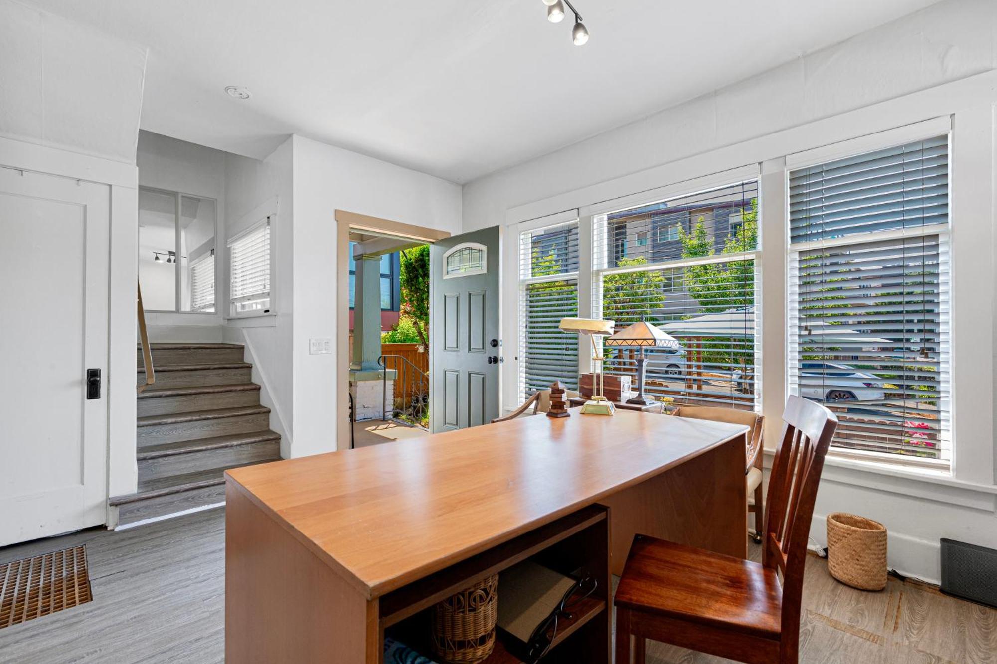 Vintage 3 Bedroom In Prime Eastlake With Private Parking Holiday home Seattle