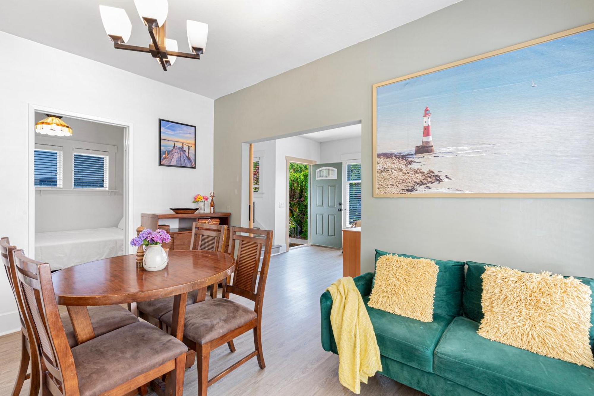 Vintage 3 Bedroom In Prime Eastlake With Private Parking *