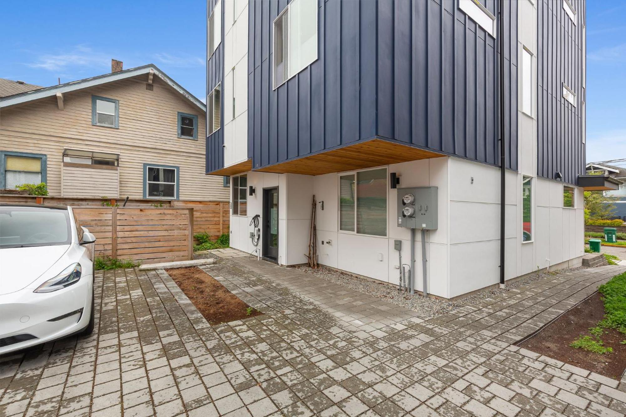 Stylish Townhouse Near Attractions