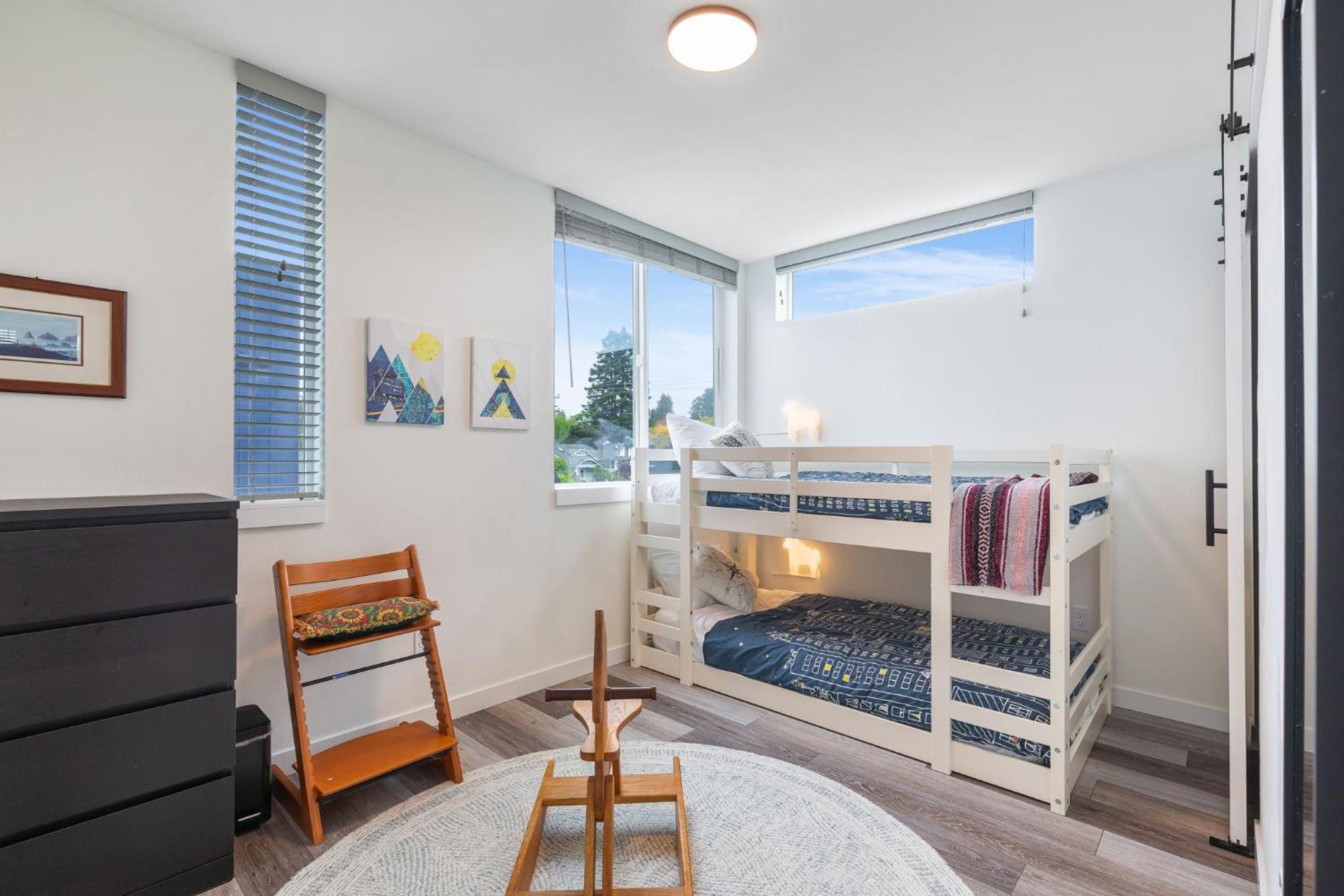 Stylish Townhouse Near Attractions Holiday home