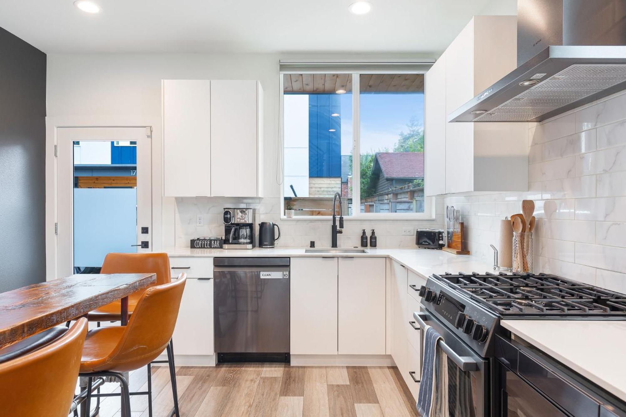 Stylish Townhouse Near Attractions *