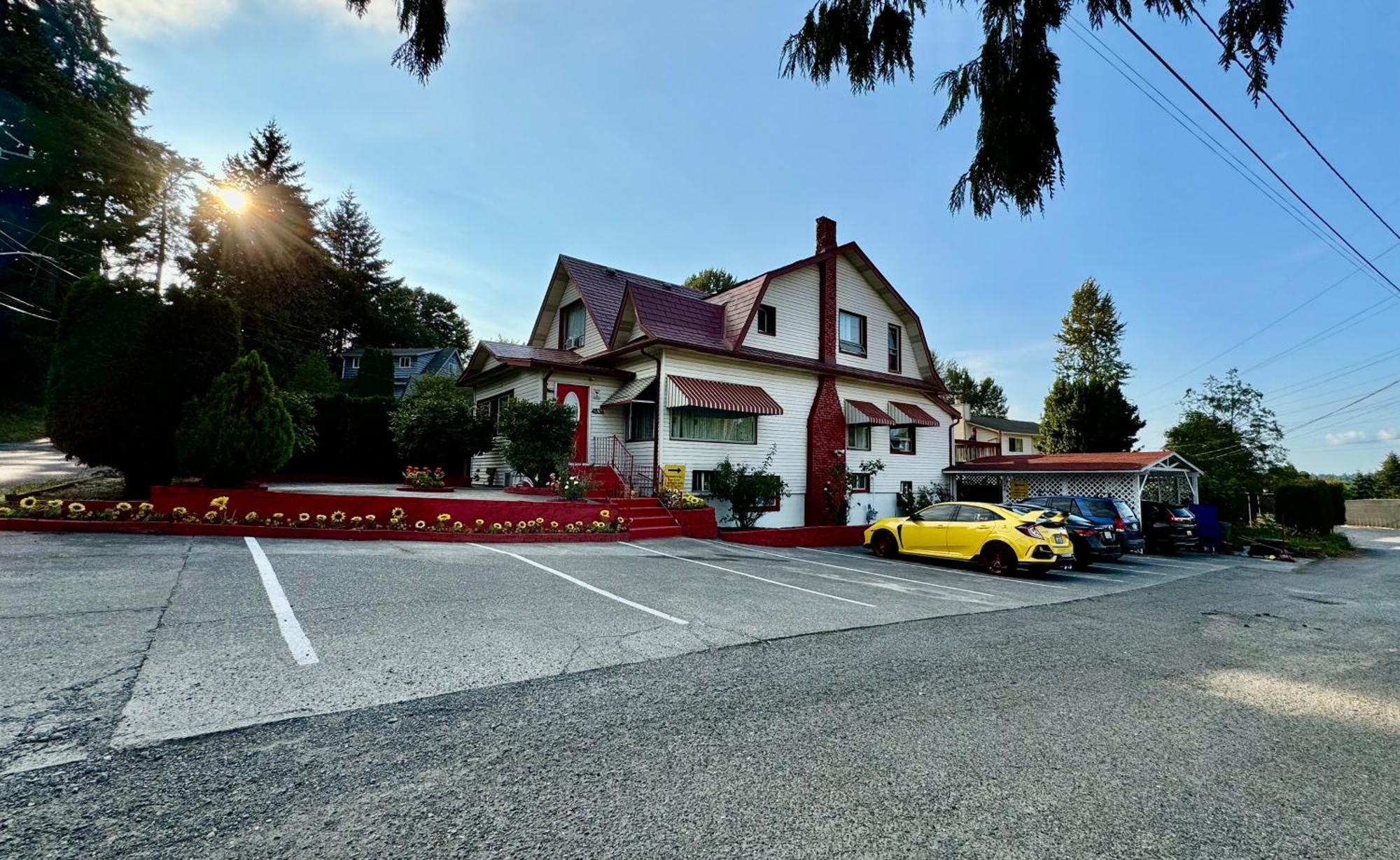 With 2 Bedrooms A King Bed Queen Bed And An Extra Sofa Bed Located 10 Minutes From Seatac Airport And 20 Minutes From Downtown