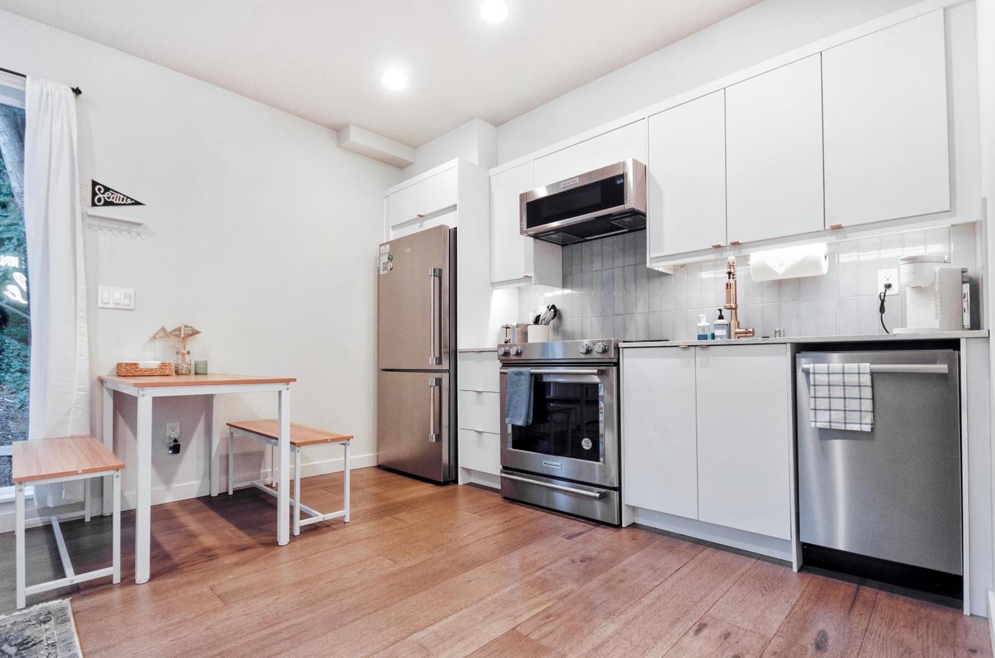 Travelers Dream, Walk To Space Needle, Parking, Backyard * Seattle