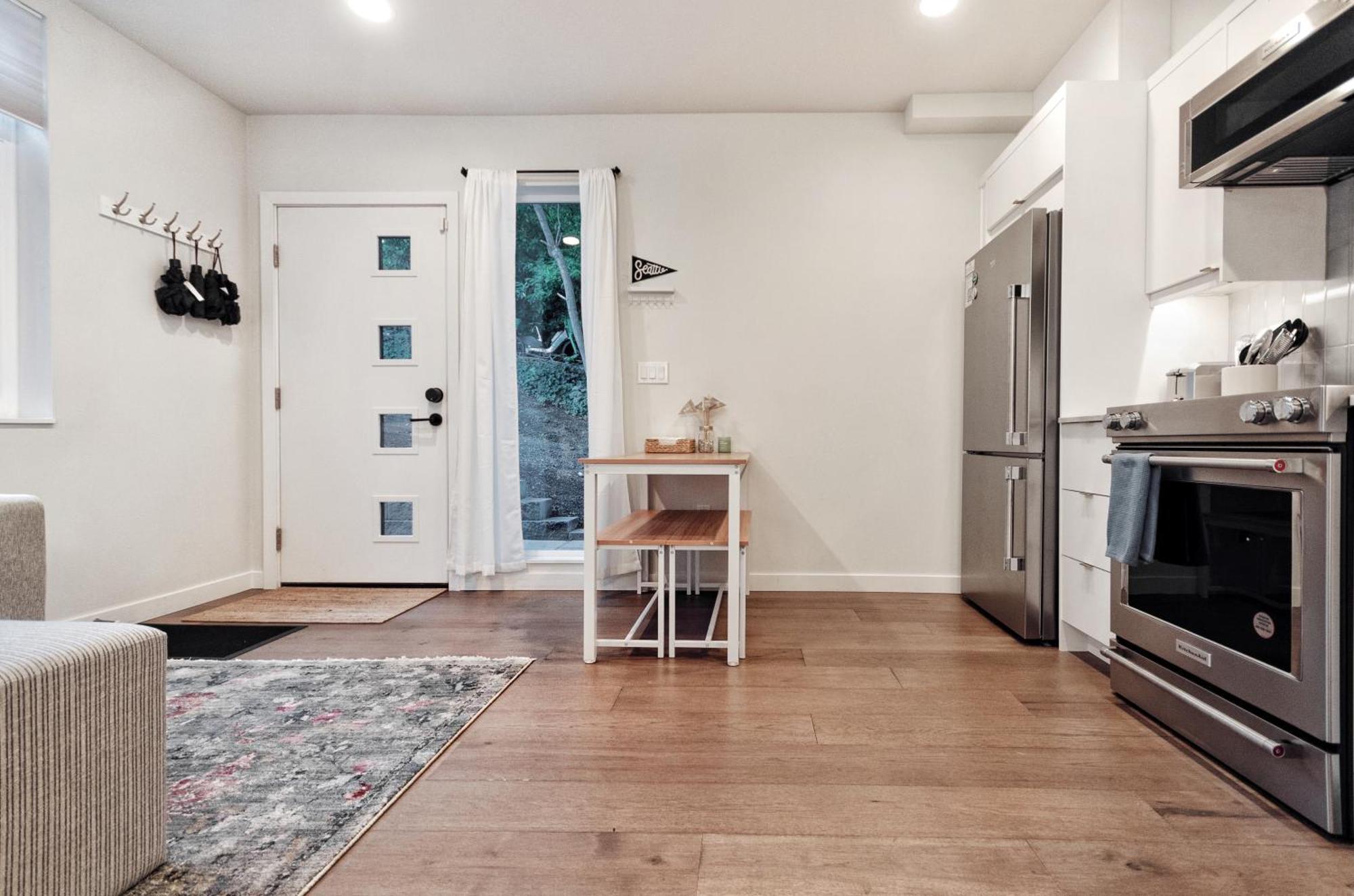 Travelers Dream, Walk To Space Needle, Parking, Backyard