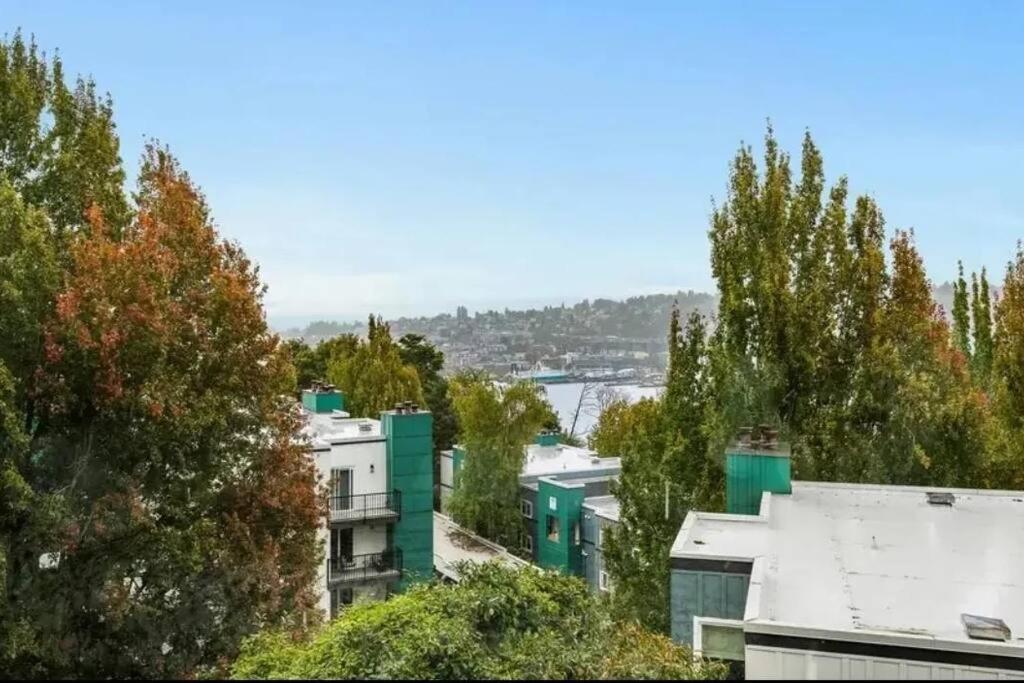 Holiday home Travelers Dream, Walk To Space Needle, Parking, Backyard Seattle