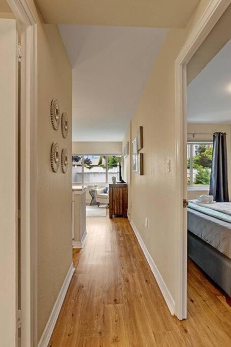 Eclectic Downtown & Cap Hill King Bed & Kitchen
