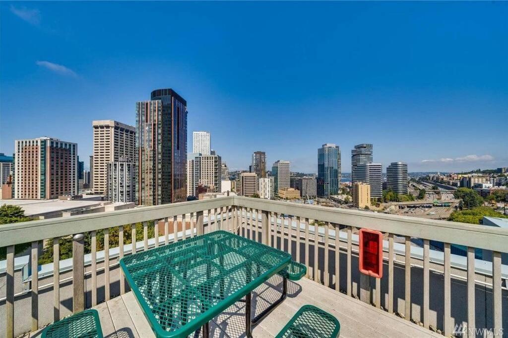 Eclectic Downtown & Cap Hill King Bed & Kitchen *