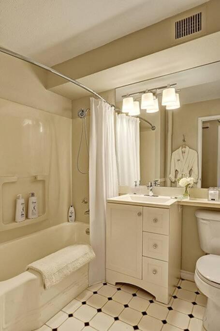 Eclectic Downtown & Cap Hill King Bed & Kitchen Holiday home