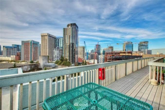 Modern Coastal Downtown, King Bed, Work Desk, Kitchen Holiday home *
