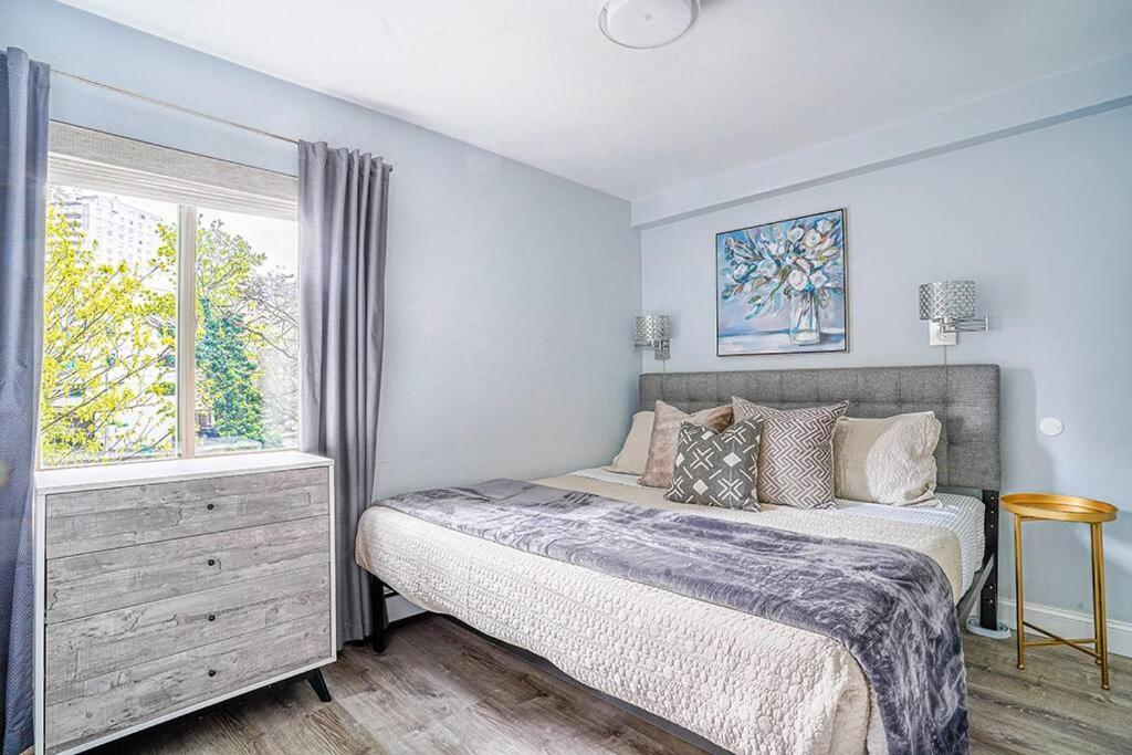 Modern Coastal Downtown, King Bed, Work Desk, Kitchen *