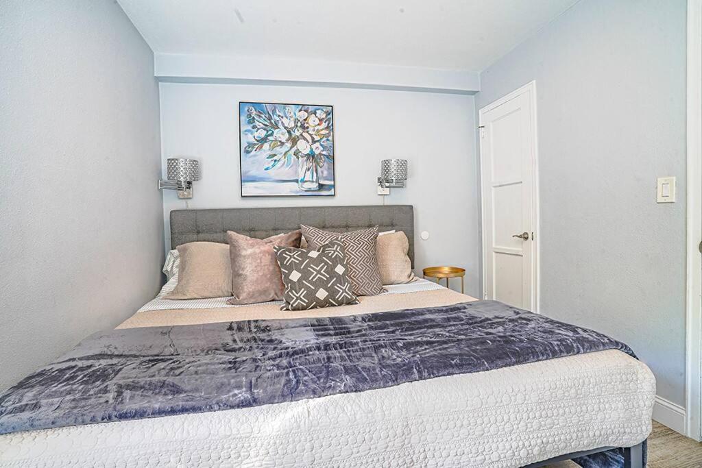 Modern Coastal Downtown, King Bed, Work Desk, Kitchen Seattle