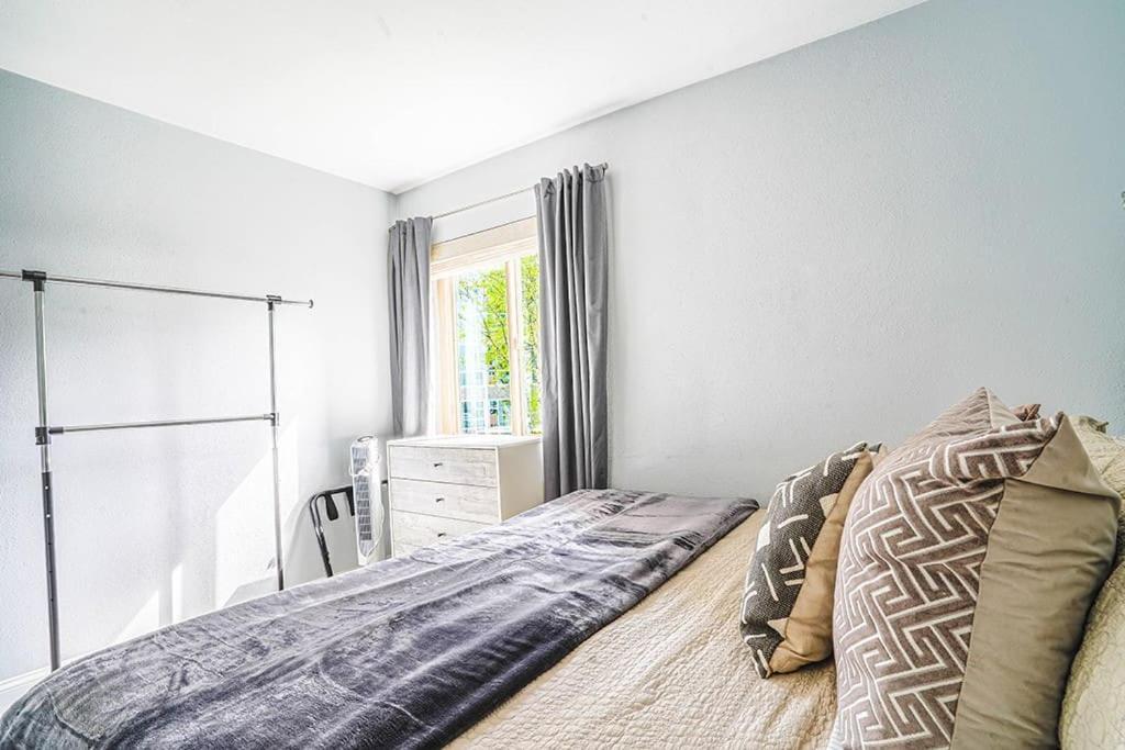 Modern Coastal Downtown, King Bed, Work Desk, Kitchen * Seattle