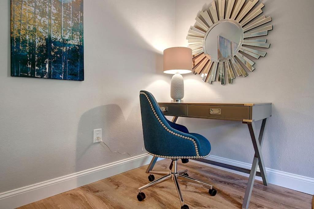 Modern Coastal Downtown, King Bed, Work Desk, Kitchen