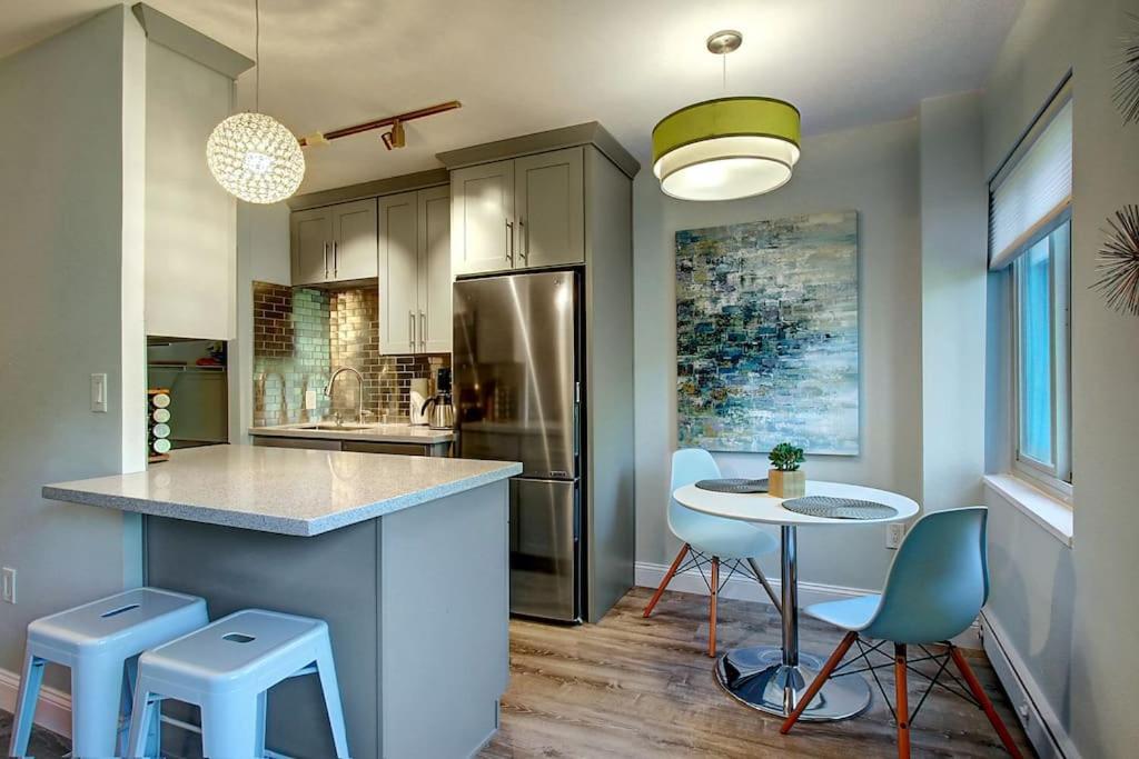 Modern Coastal Downtown, King Bed, Work Desk, Kitchen Holiday home