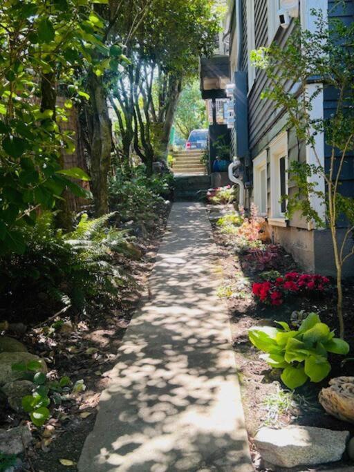 Blue Heron Manor - Historic Charm Centrally Located Apartment *