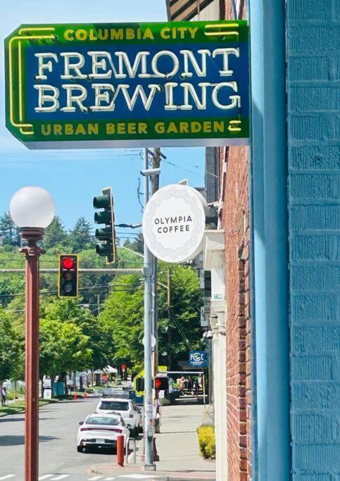 Blue Heron Manor - Historic Charm Centrally Located Apartment Seattle