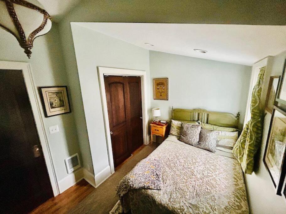 Blue Heron Manor - Historic Charm Centrally Located Apartment