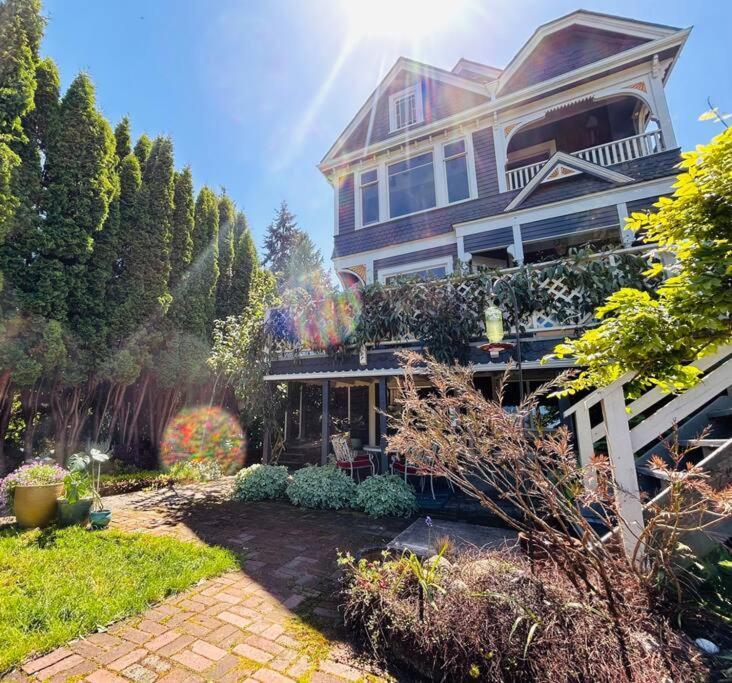 Blue Heron Manor - Historic Charm Centrally Located Apartment