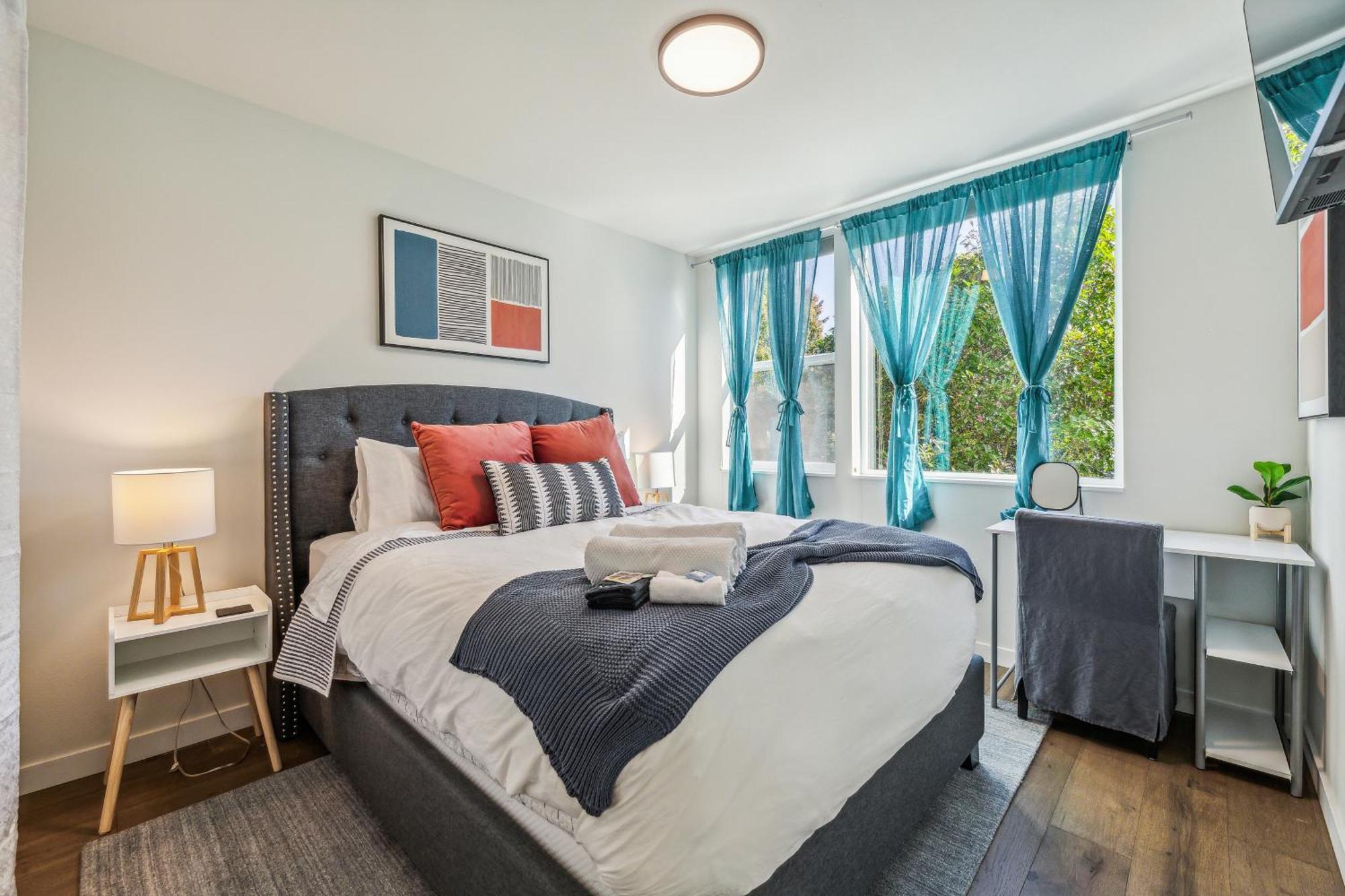 Travelers Dream, Walk To Space Needle, Parking, Backyard * Seattle