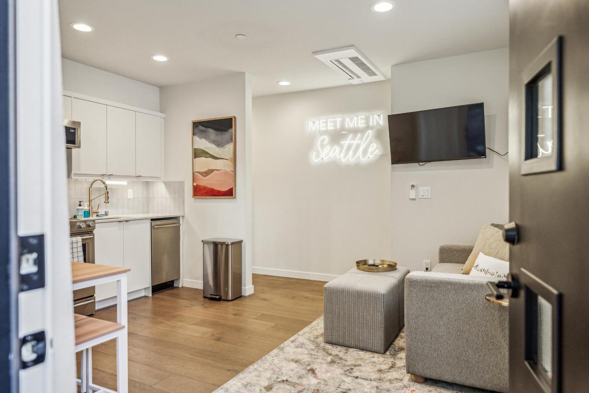 Travelers Dream, Walk To Space Needle, Parking, Backyard