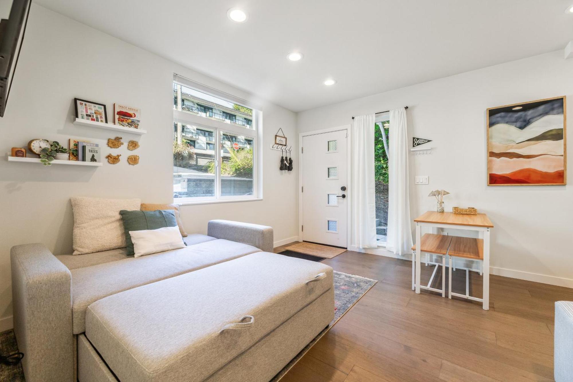Holiday home Travelers Dream, Walk To Space Needle, Parking, Backyard