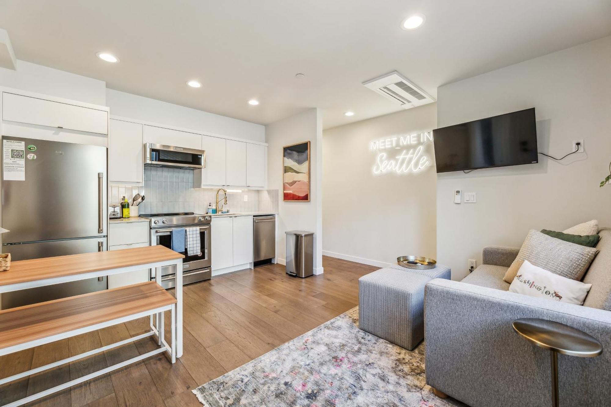 Holiday home Travelers Dream, Walk To Space Needle, Parking, Backyard *