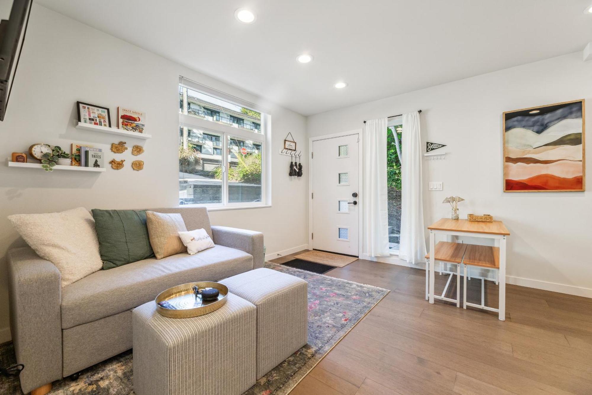 Holiday home Travelers Dream, Walk To Space Needle, Parking, Backyard *