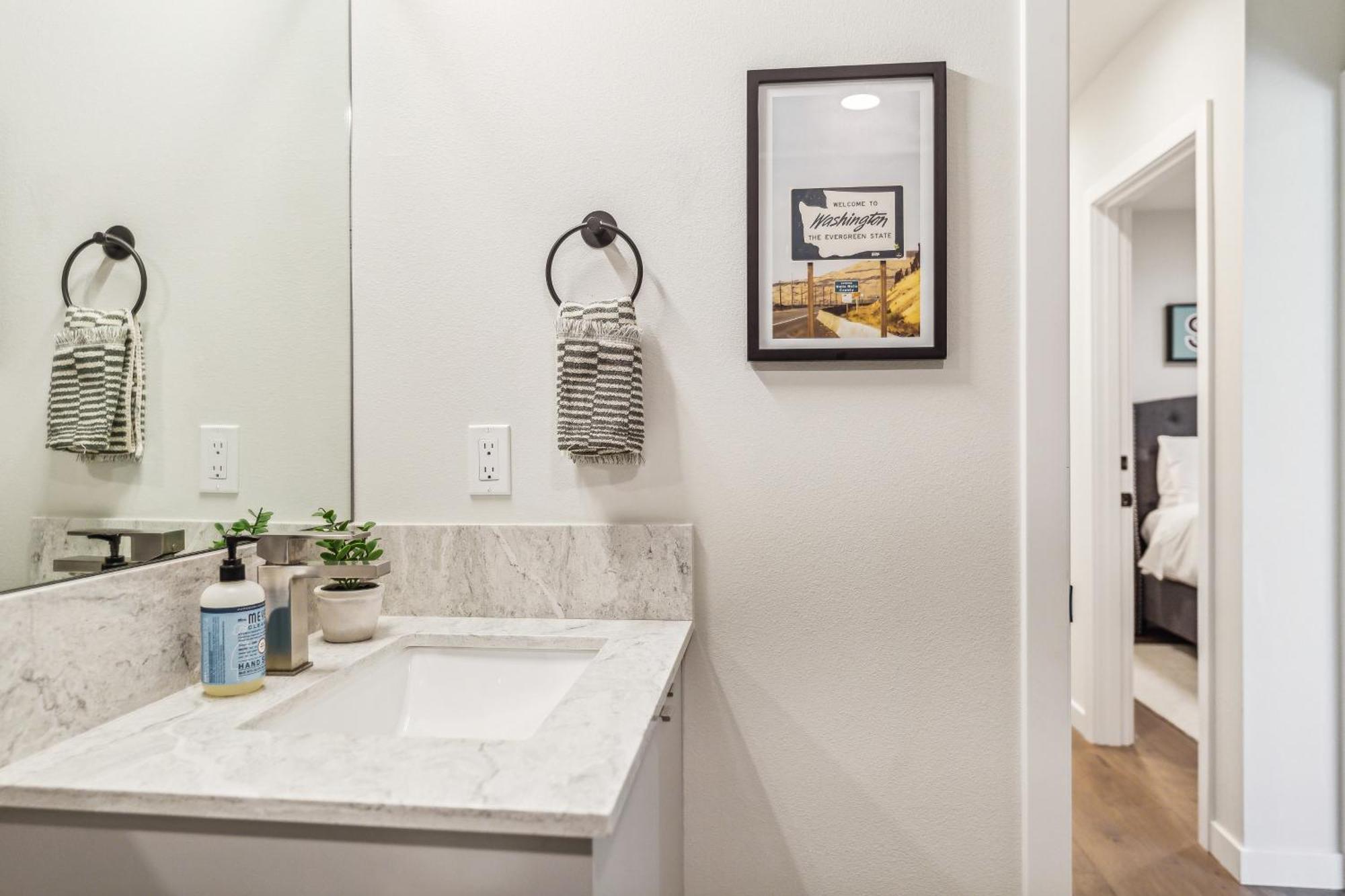 Travelers Dream, Walk To Space Needle, Parking, Backyard Seattle