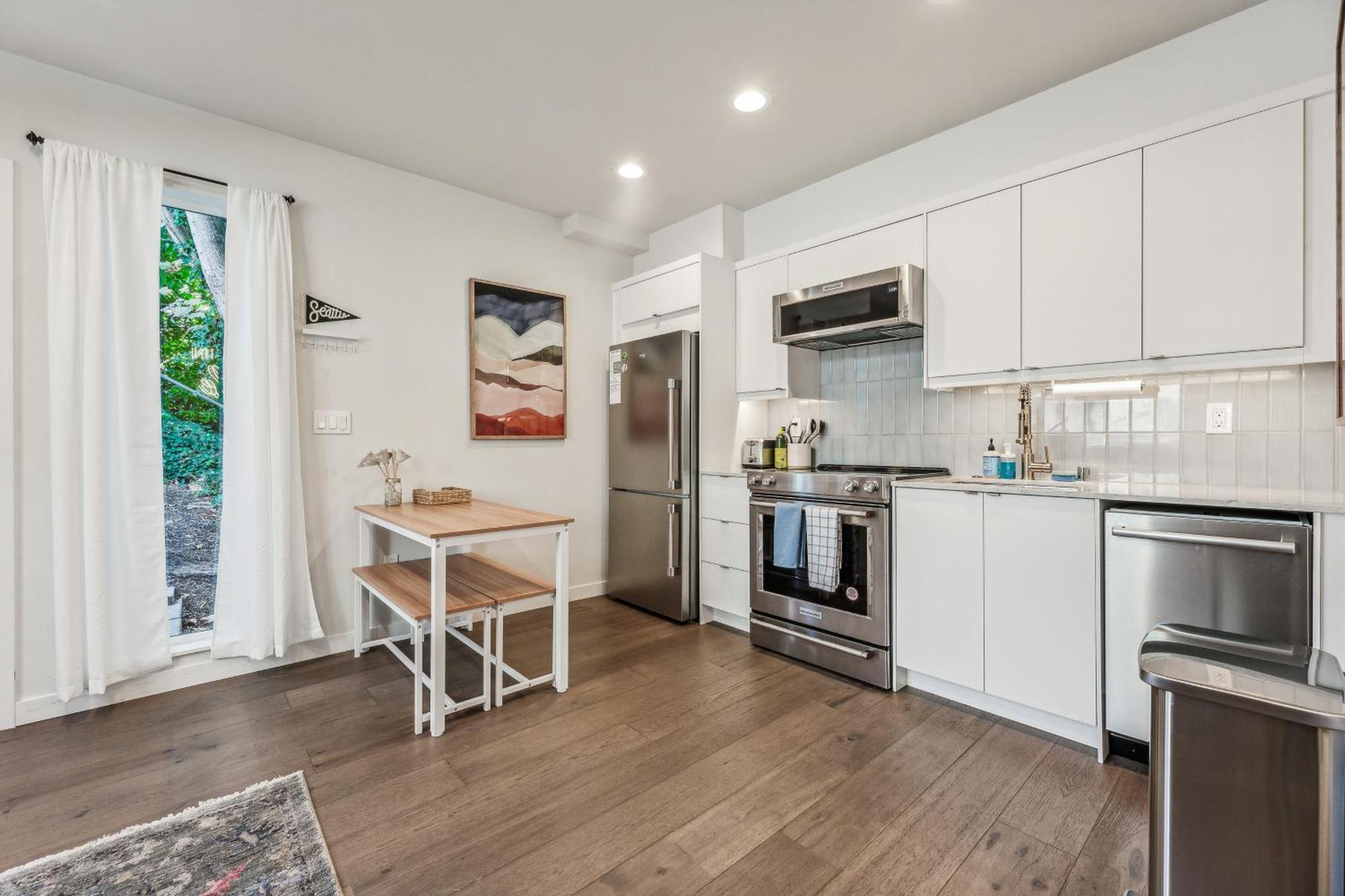 Travelers Dream, Walk To Space Needle, Parking, Backyard Holiday home Seattle