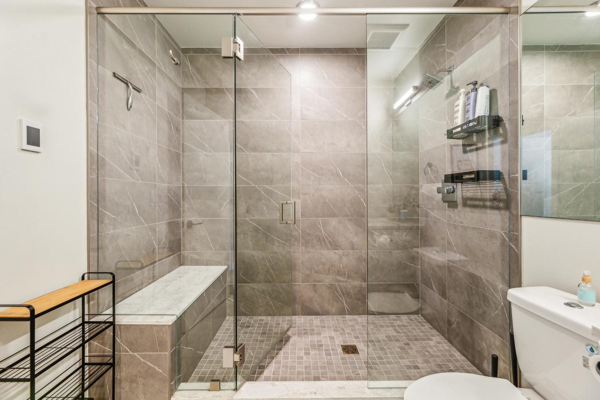 Travelers Dream, Walk To Space Needle, Parking, Backyard *