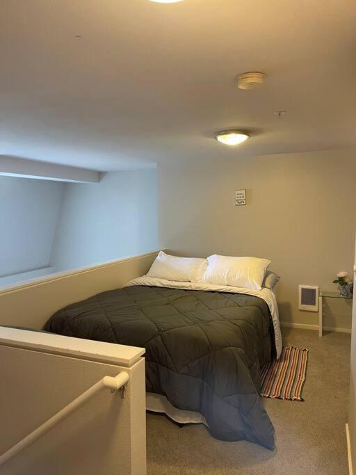 Apartment Affordable Belltown Near Space Needle & Downtown