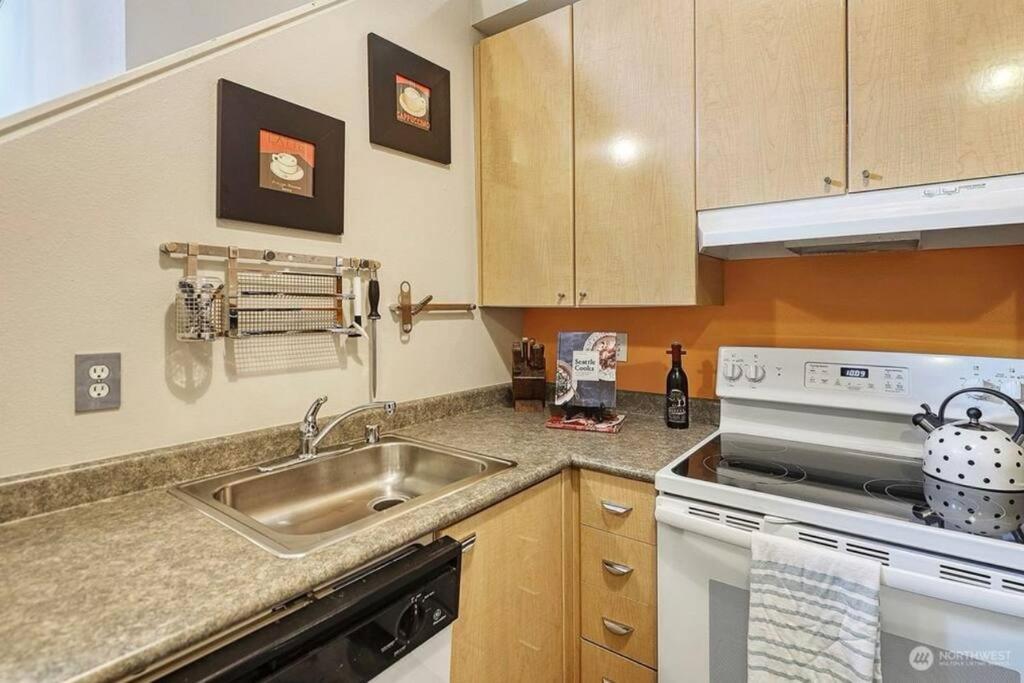 Apartment Affordable Belltown Near Space Needle & Downtown *