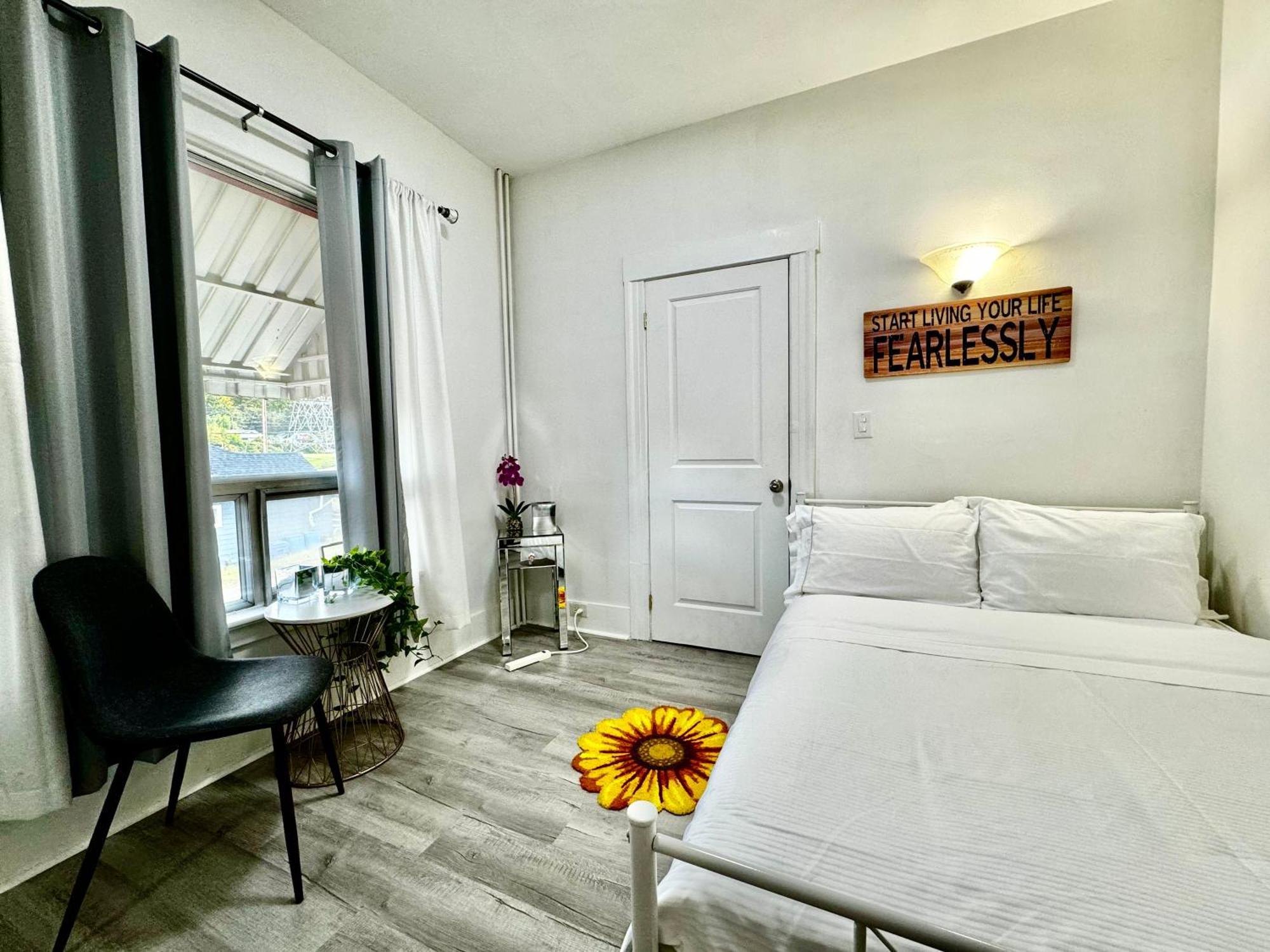 Holiday home With 2 Bedrooms A King Bed Queen Bed And An Extra Sofa Bed Located 10 Minutes From Seatac Airport And 20 Minutes From Downtown Seattle