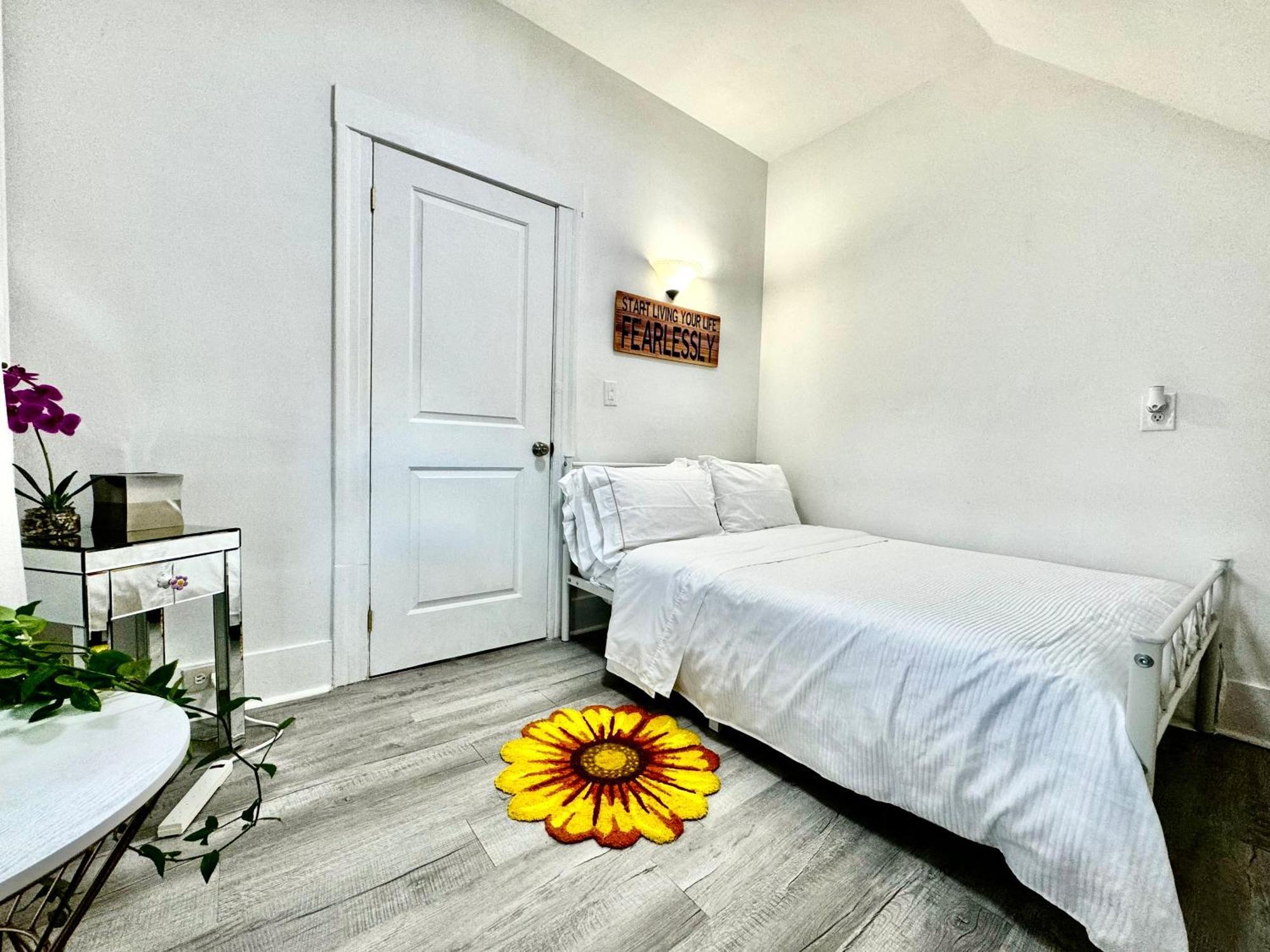 With 2 Bedrooms A King Bed Queen Bed And An Extra Sofa Bed Located 10 Minutes From Seatac Airport And 20 Minutes From Downtown * Seattle