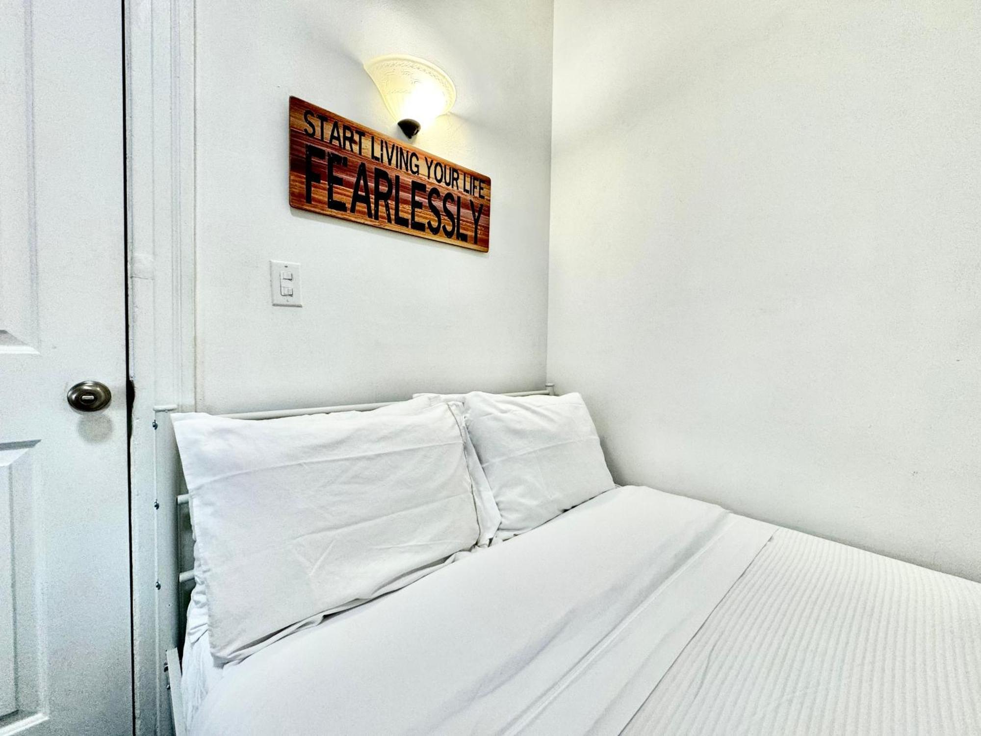 With 2 Bedrooms A King Bed Queen Bed And An Extra Sofa Bed Located 10 Minutes From Seatac Airport And 20 Minutes From Downtown