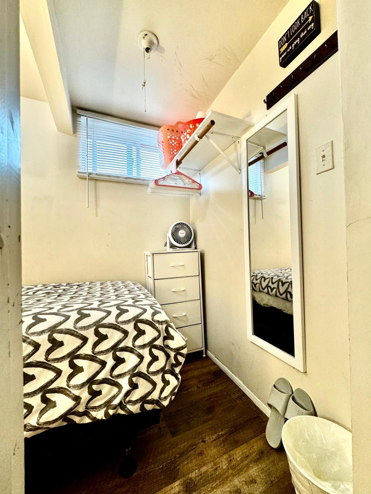 Tiny Private On The 1st Floor With Shared Bathroom Near Seatac Airport And Downtown Homestay *