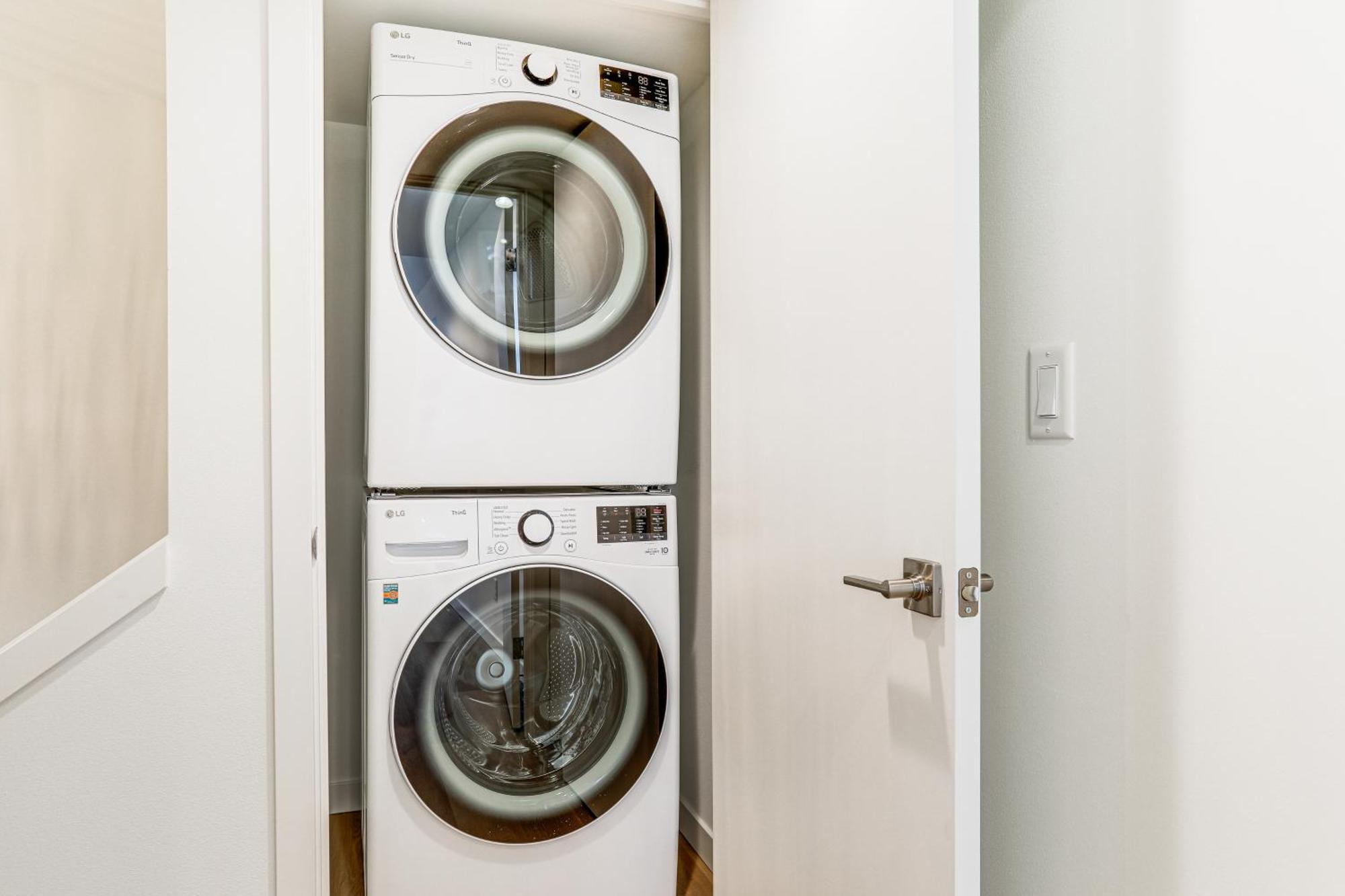 Holiday home Modern Townhome Walk To Light Rail!