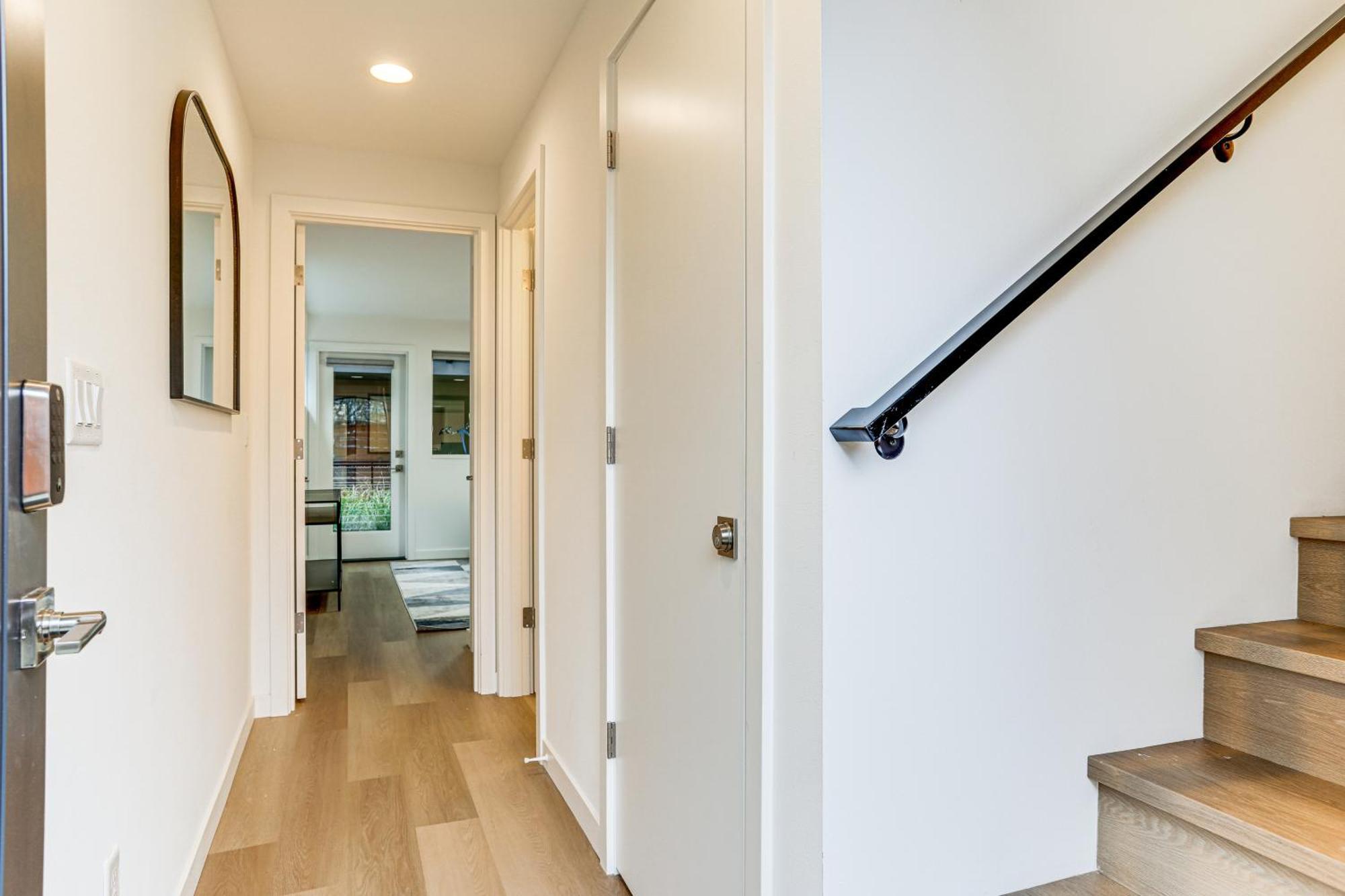 Modern Townhome Walk To Light Rail! * Seattle