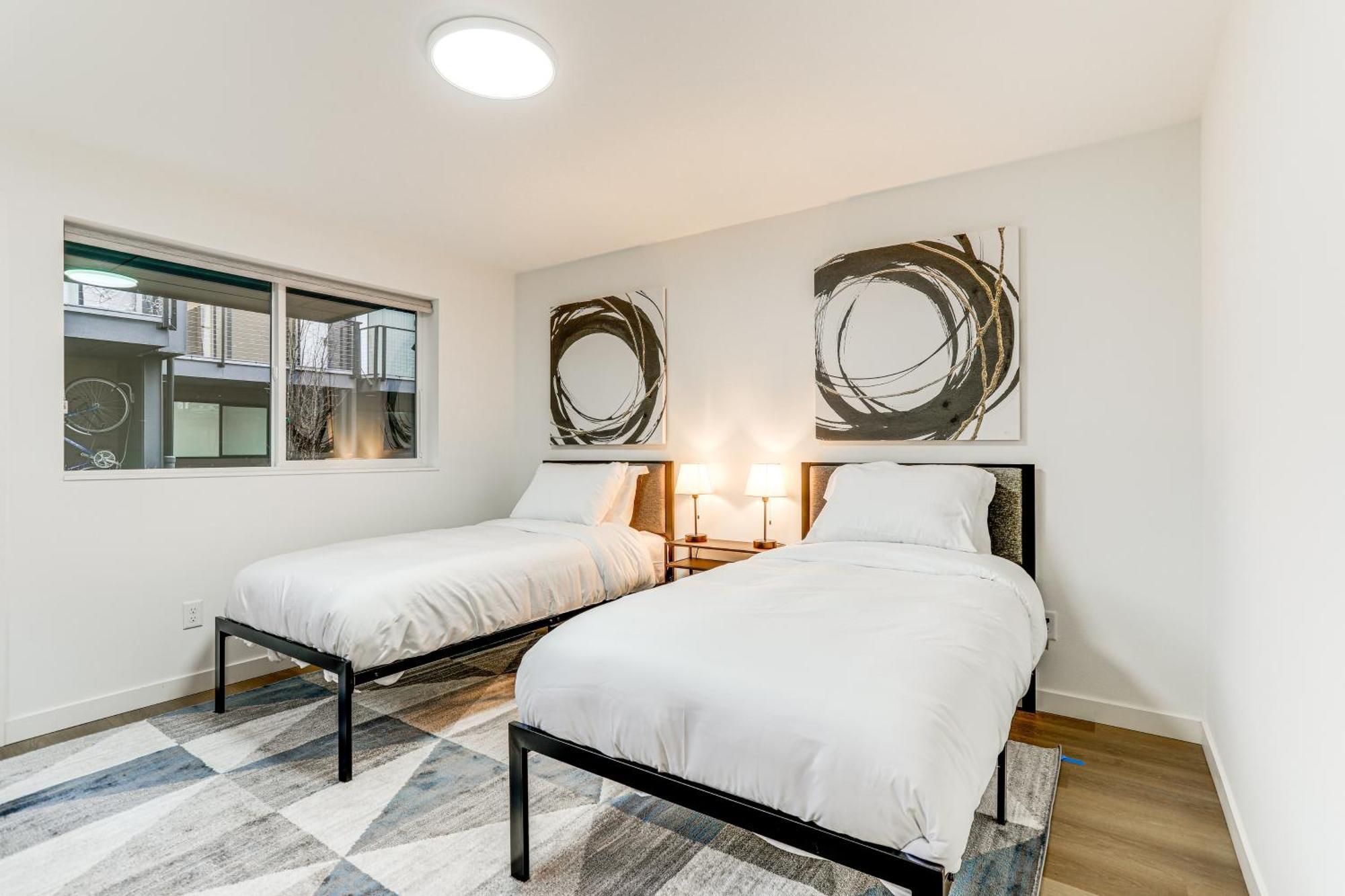 Modern Townhome Walk To Light Rail!