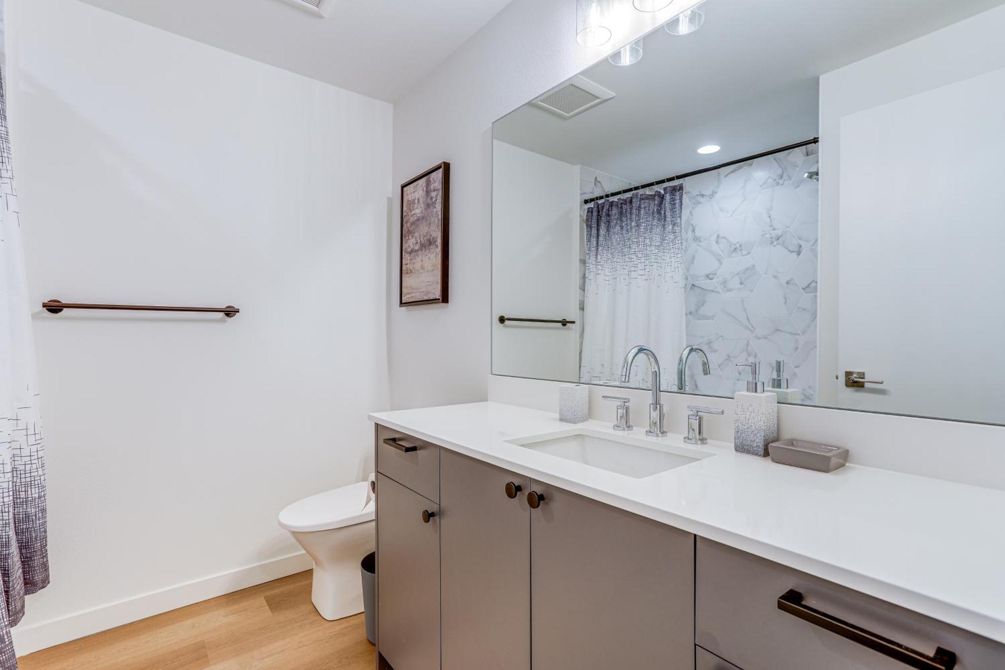 Modern Townhome Walk To Light Rail! Holiday home