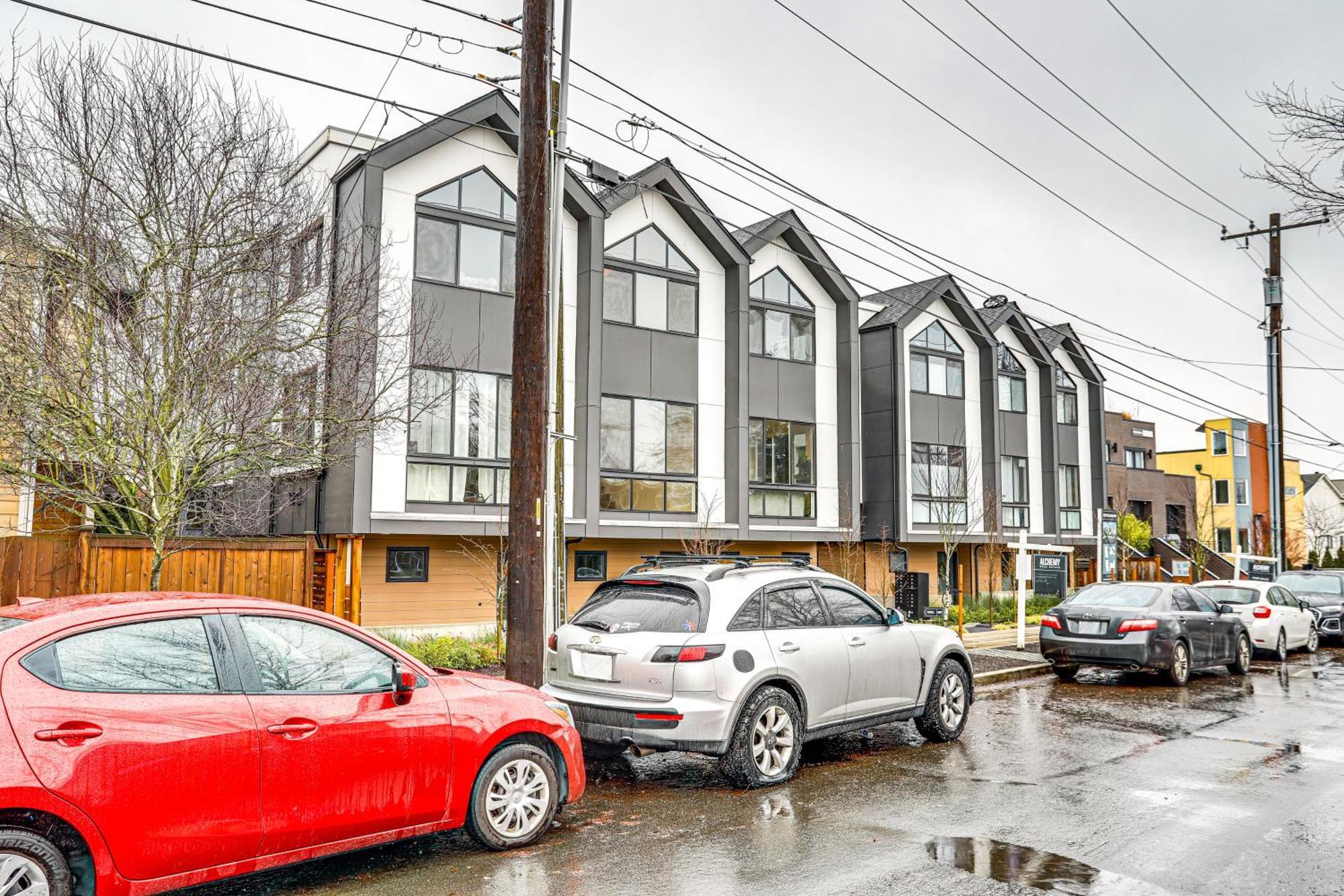 Holiday home Modern Townhome Walk To Light Rail! *