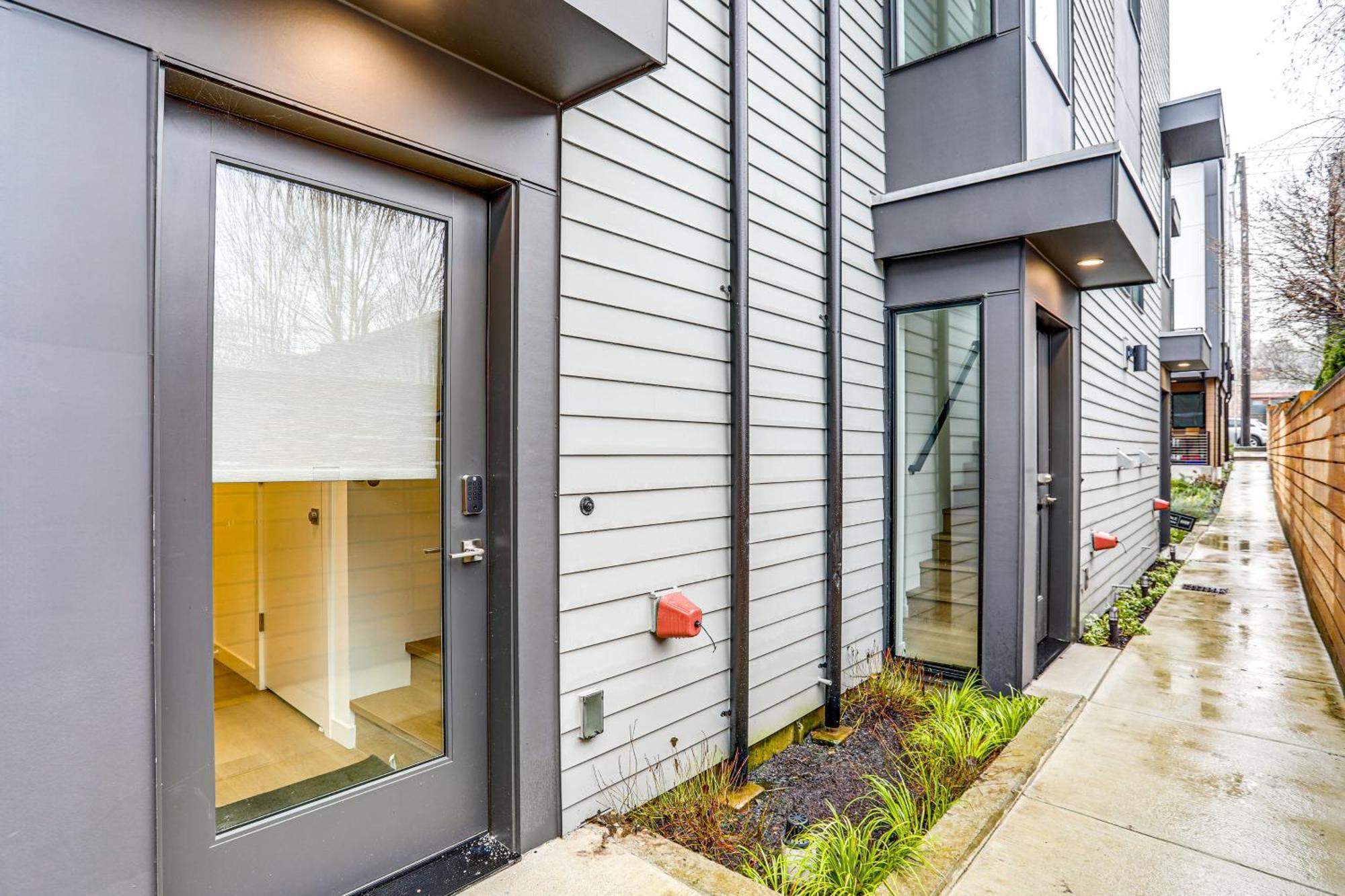 Modern Townhome Walk To Light Rail! Holiday home Seattle