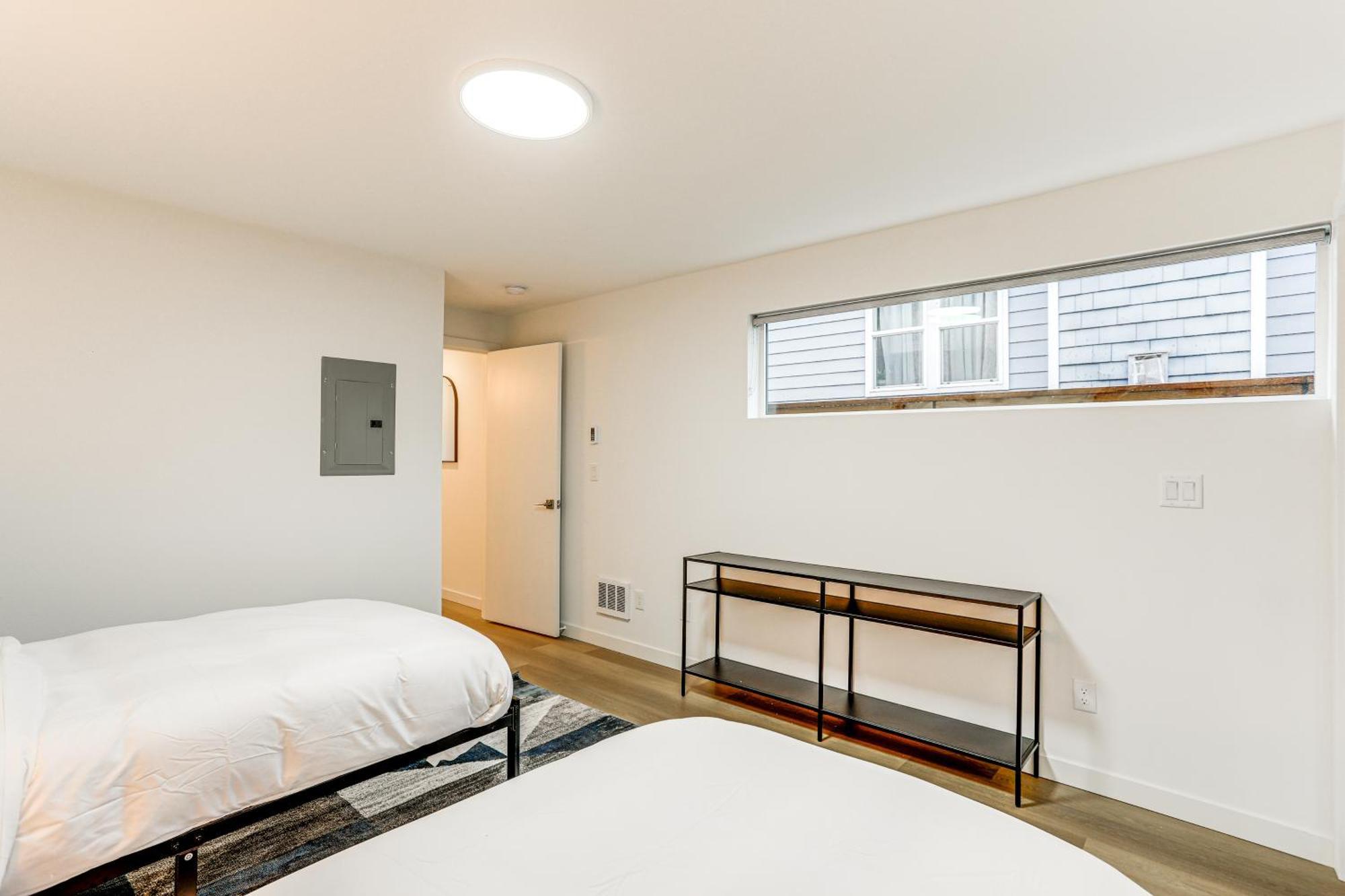 Modern Townhome Walk To Light Rail! Seattle