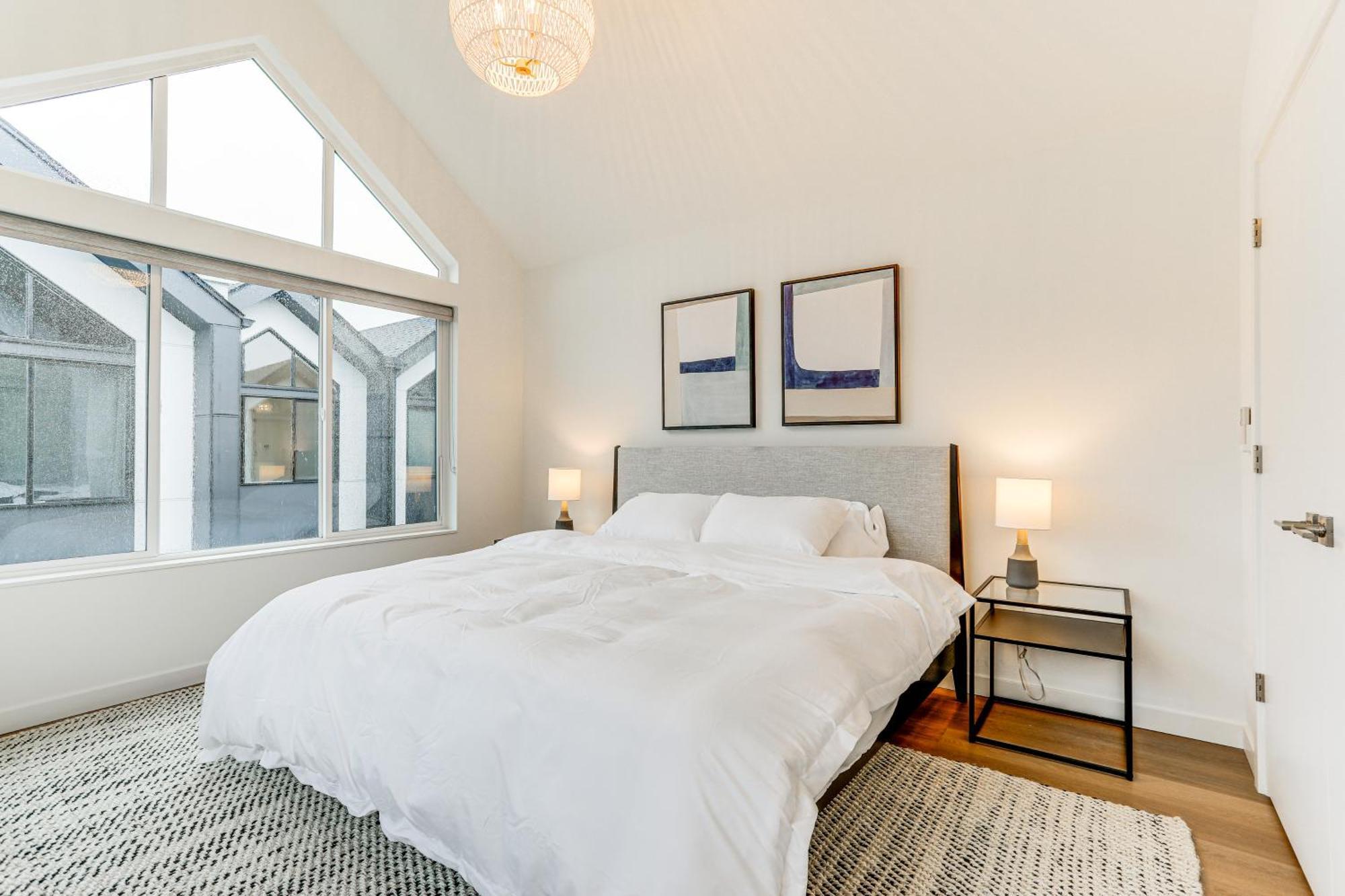 Modern Townhome Walk To Light Rail! Holiday home
