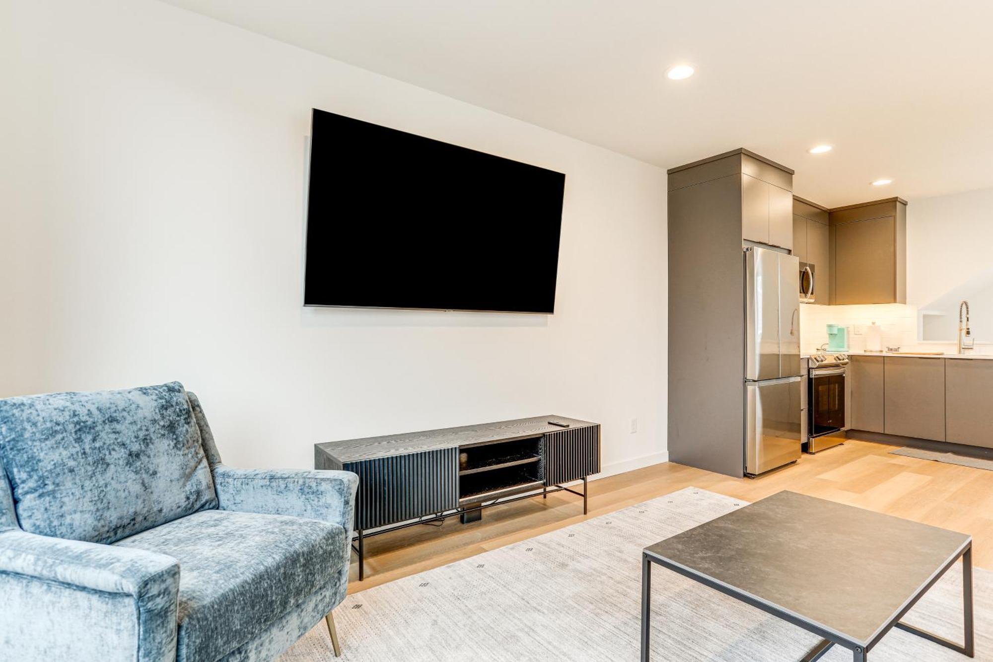 Holiday home Modern Townhome Walk To Light Rail!